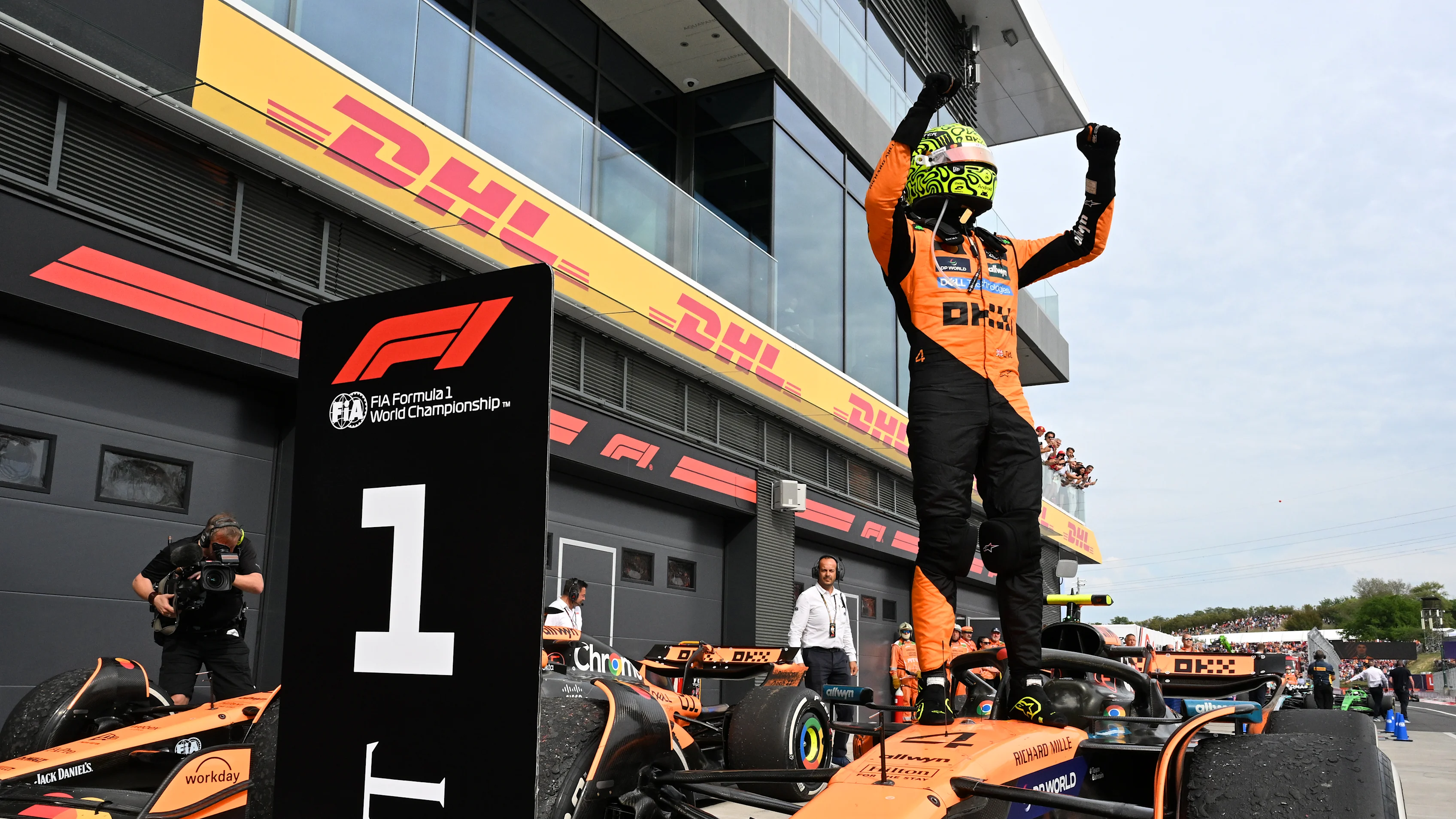 Budapeşte, Macaristan - 03 Ağustos: Büyük Britanya ve McLaren'den yarış kazanan Lando Norris kutluyor