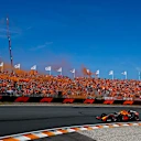 Verstappen, 2021 Hollandalı Grand Prix'deki zafer turunda turuncu orduyla kutluyor