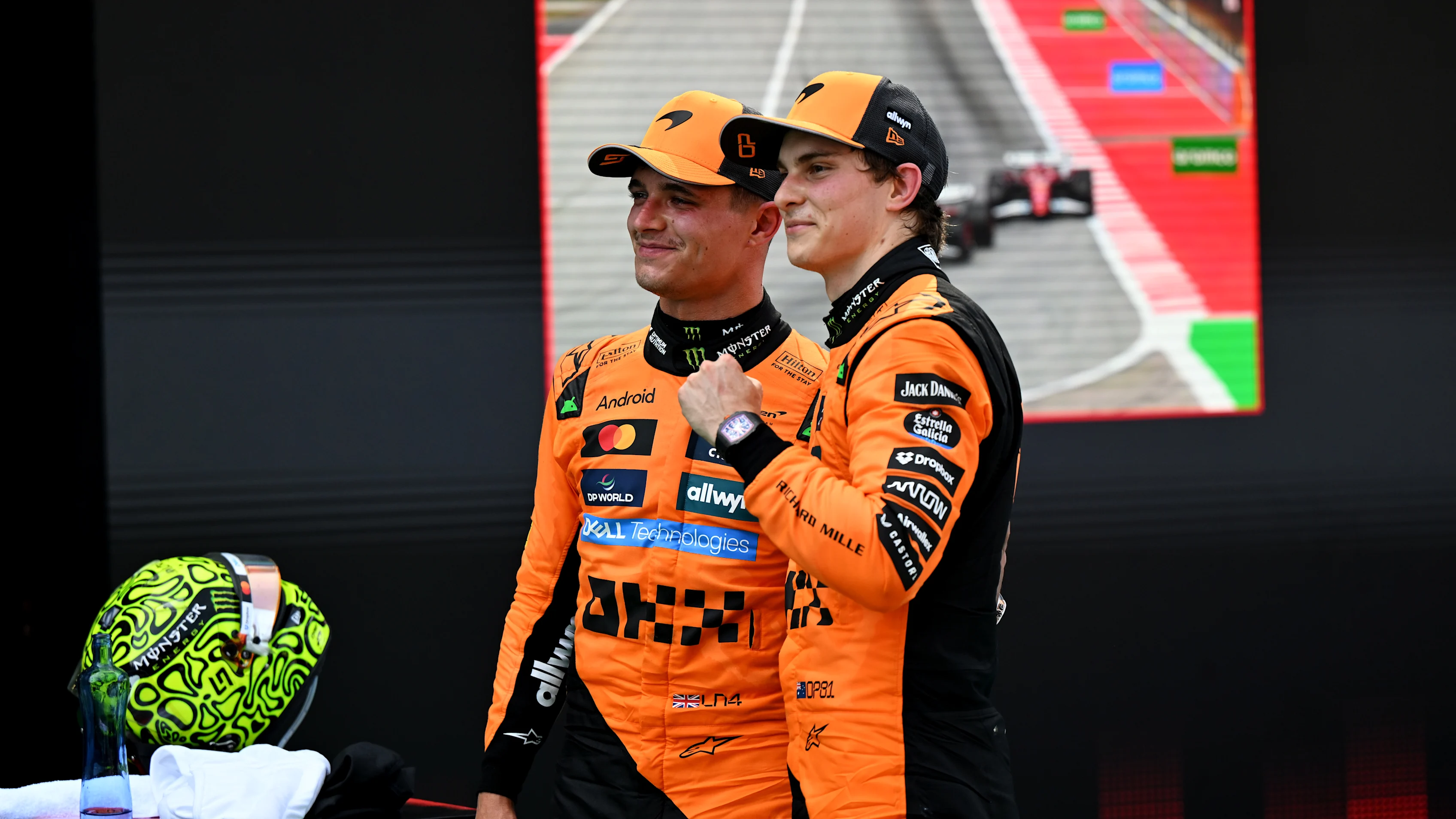 Barcelona, ​​İspanya - 01 Haziran: Avustralya ve McLaren'den yarış kazanan Oscar Piastri ve ikinci sırada