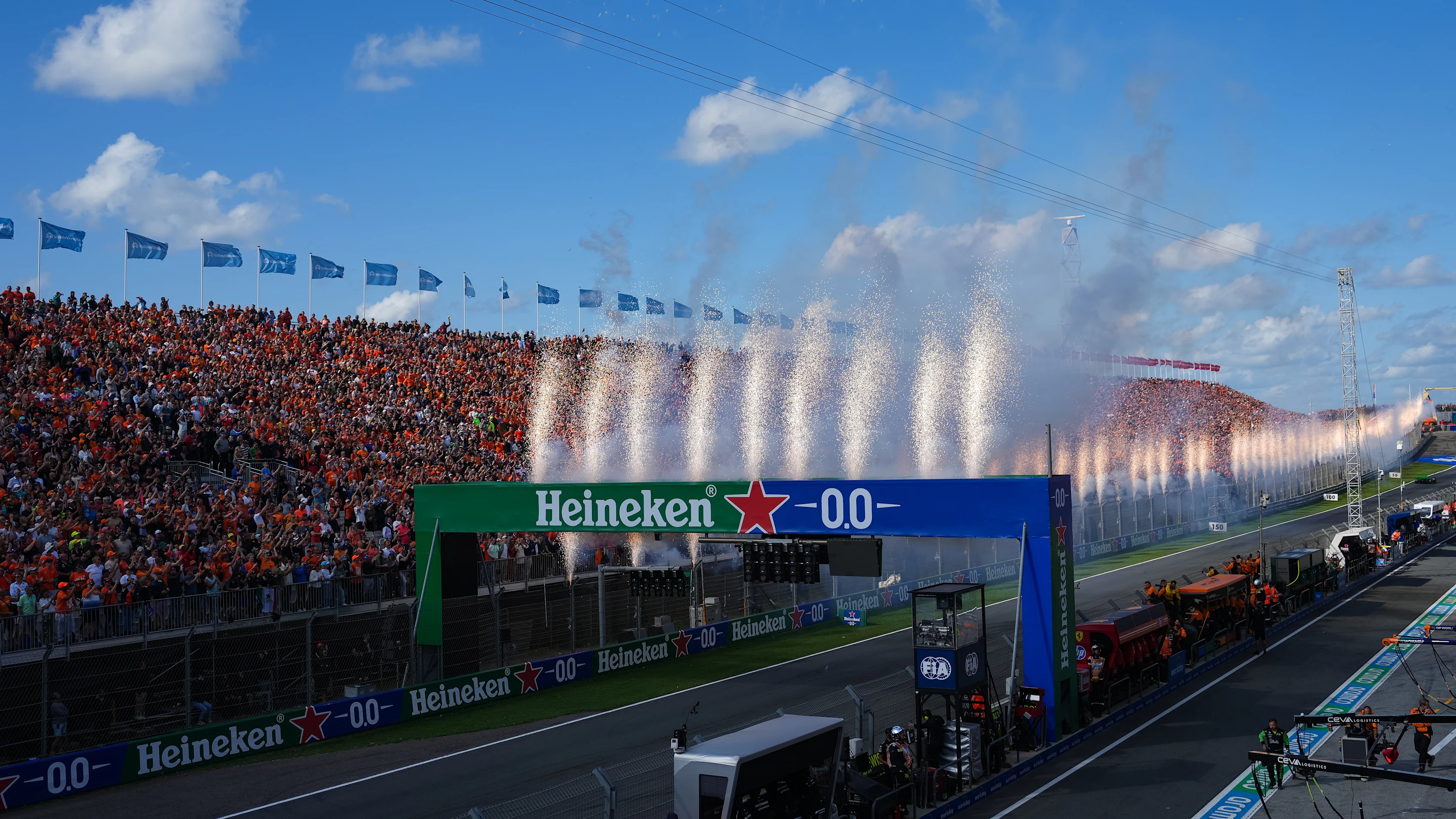 Zandvoort, Hollanda - 25 Ağustos: F1 Grand Prix'sinin tamamlandıktan sonra havai fişekler görülüyor