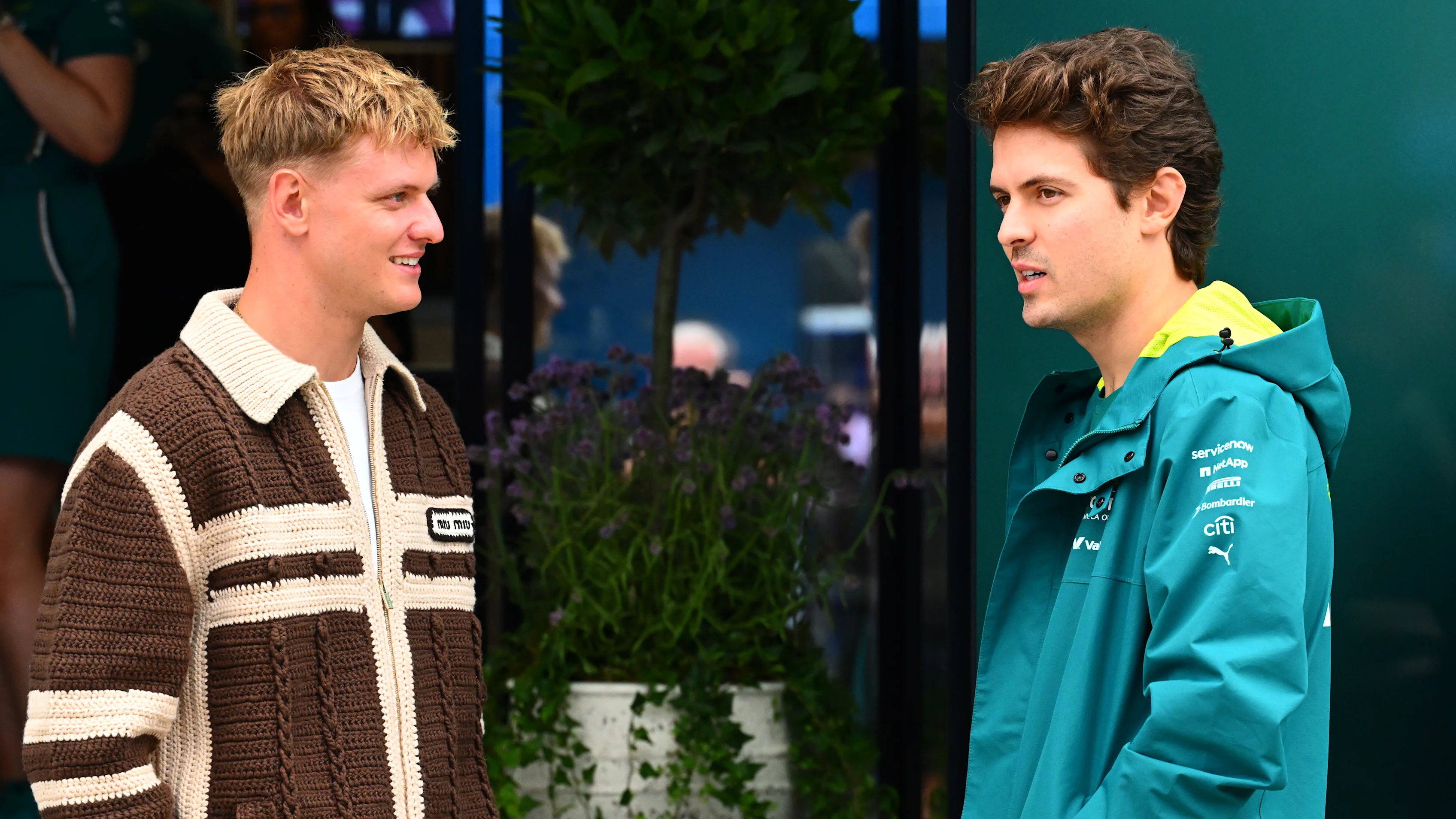 Northampton, İngiltere - 05 Temmuz: Mick Schumacher, Brezilya ve Aston'dan Felipe Drugovich ile konuşuyor