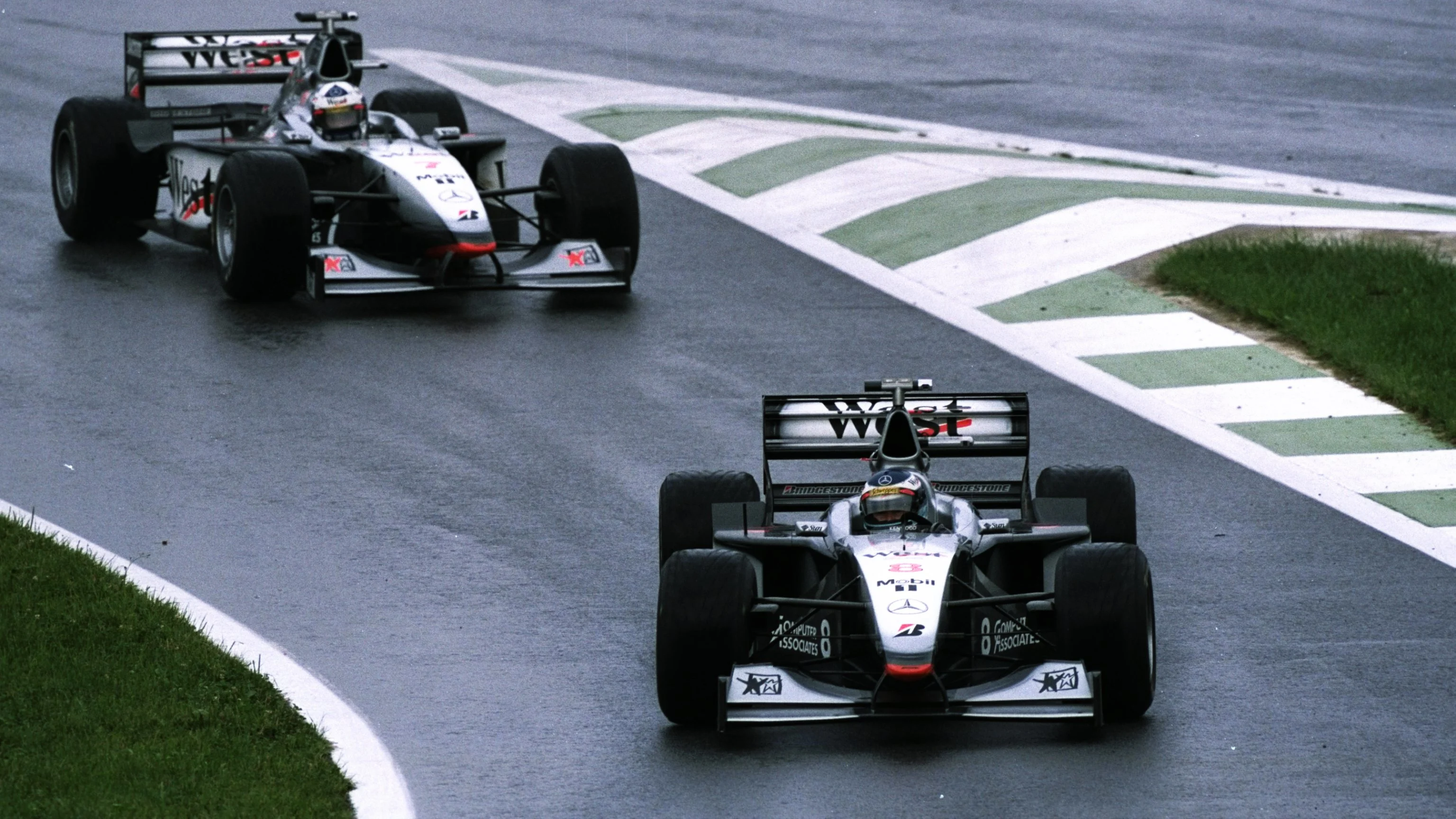 25 Tem 1998: McLaren-Mercedes sürücüleri Finlandiya'dan Mika Hakkinen ve Büyük David Coulthard