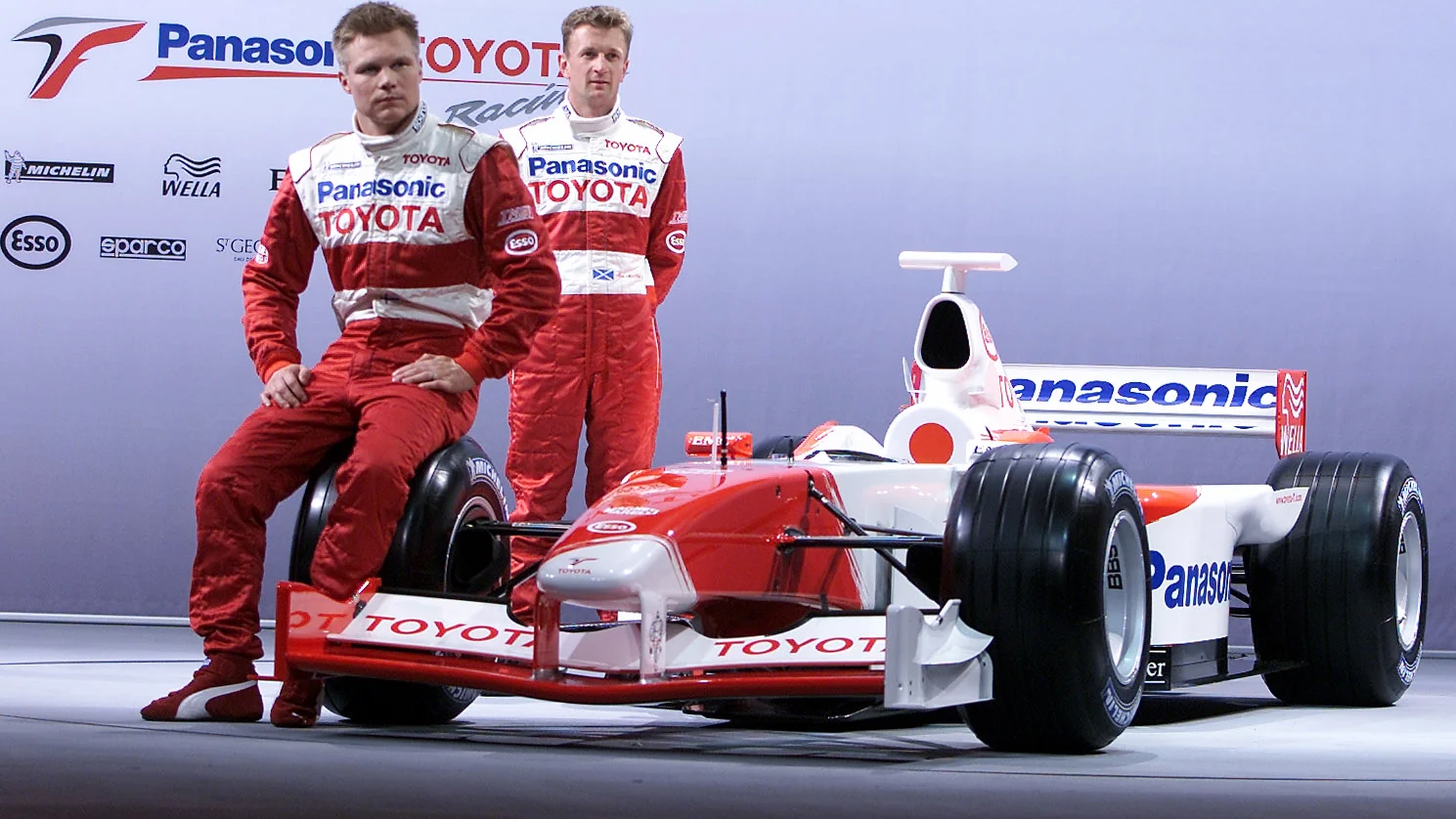 15 Aralık 2001: İskoçya ve Toyota'dan Alan McNish (sağda) ve Finlandiya ve Toyota Pose Mika Salo