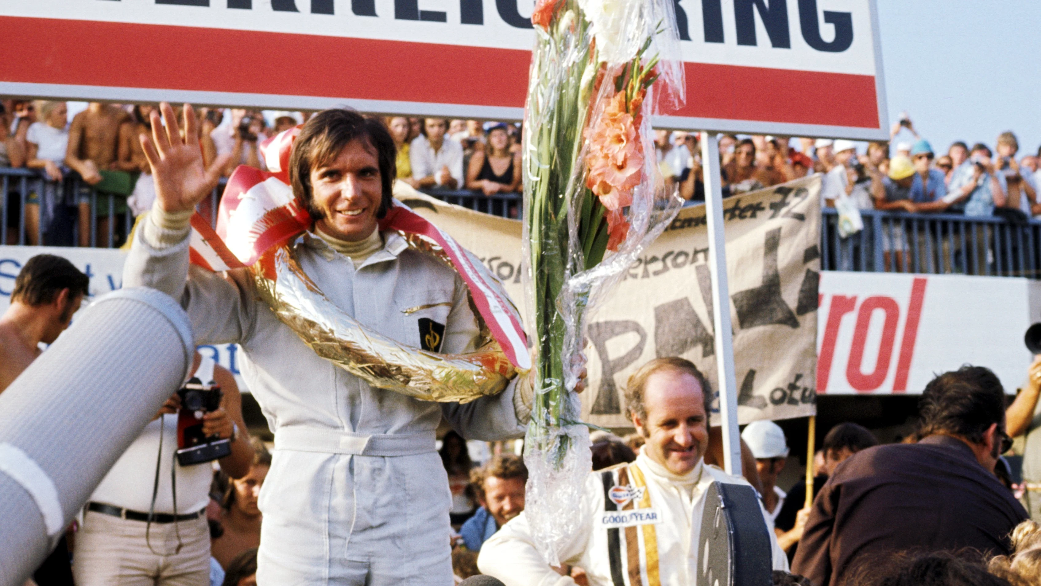 Podyum (L ila R): Emerson Fittipaldi (BRA) ikinci sırada yer alan Denny Hulme (NZL)