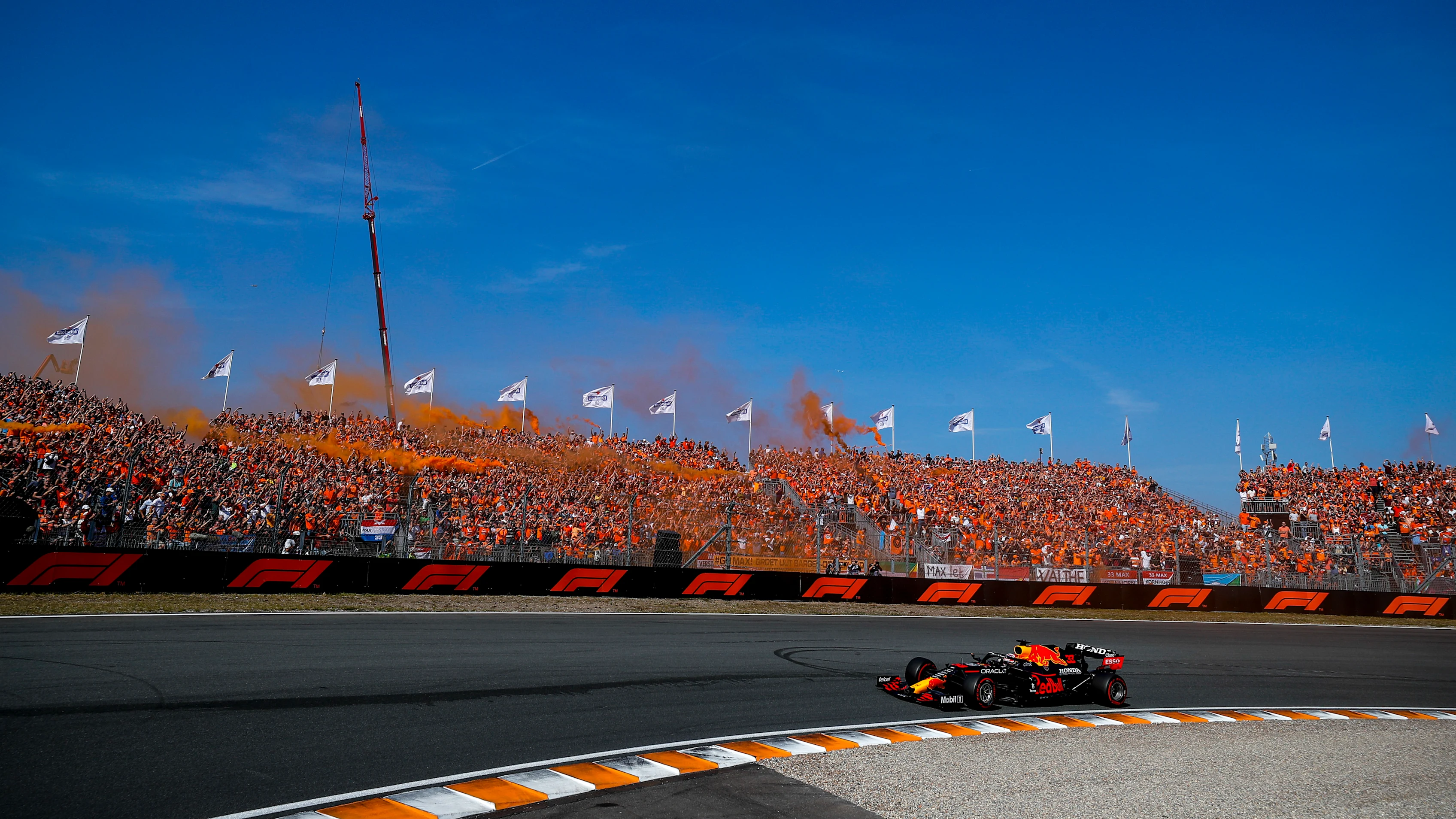 Verstappen, 2021 Hollandalı Grand Prix'deki zafer turunda turuncu orduyla kutluyor