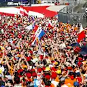 Turuncu Ordu, 2019 Avusturyalı Grand Prix sırasında Verstappen'in Red Bull Ring'deki zaferini kutlamak için pisti taşıyor
