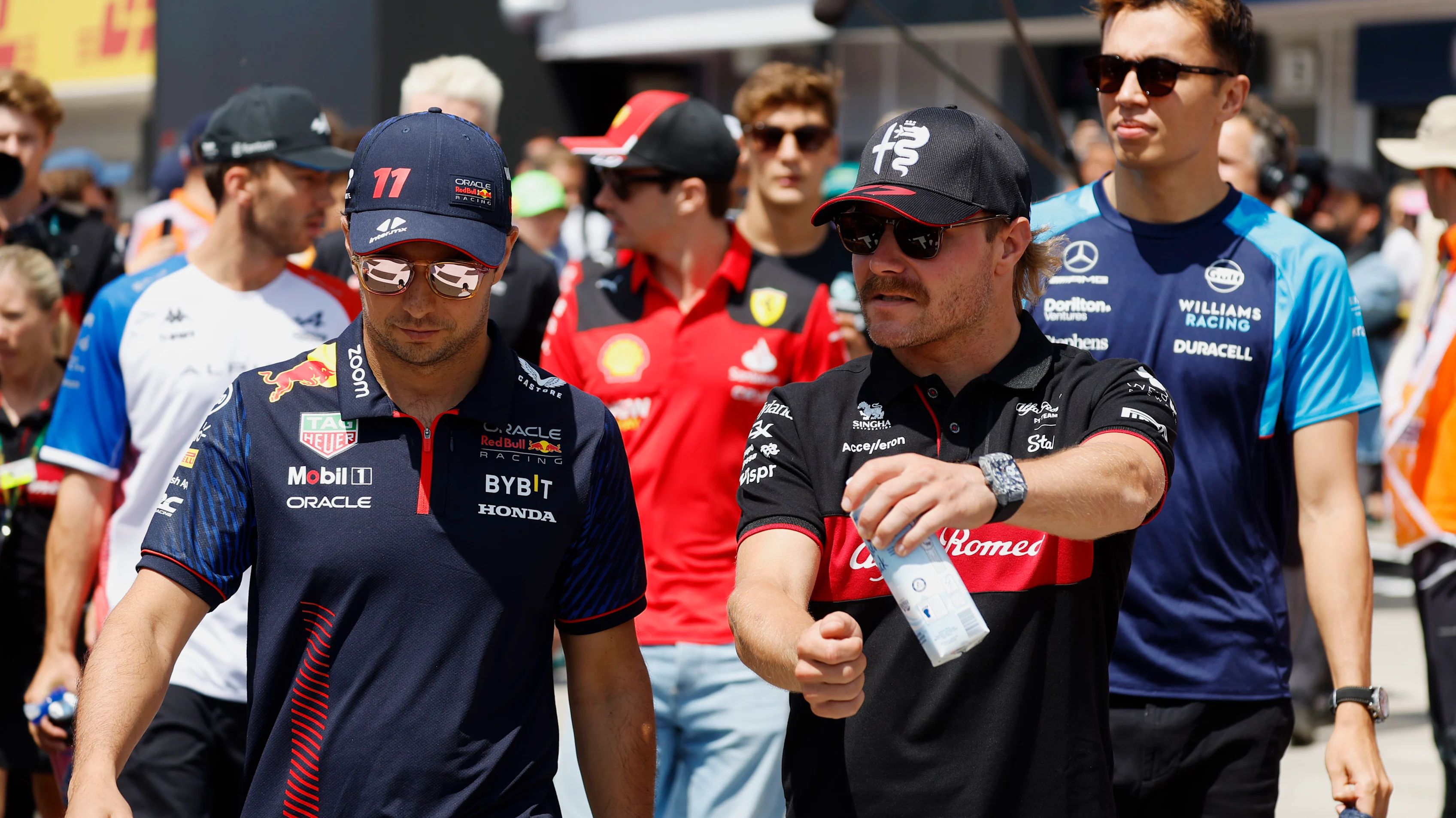 Hungaroring, Macaristan - 23 Temmuz: Sergio Perez, Red Bull Racing, Valtteri Bottas, Alfa Romeo F1
