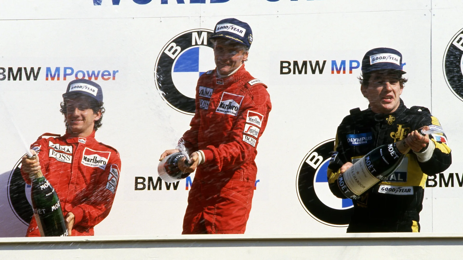 (L ila R): İkinci Yerleştirilmiş Alain Prost (FRA) McLaren, yarış kazananı Niki Lauda (Aut) McLaren ve Üçüncü