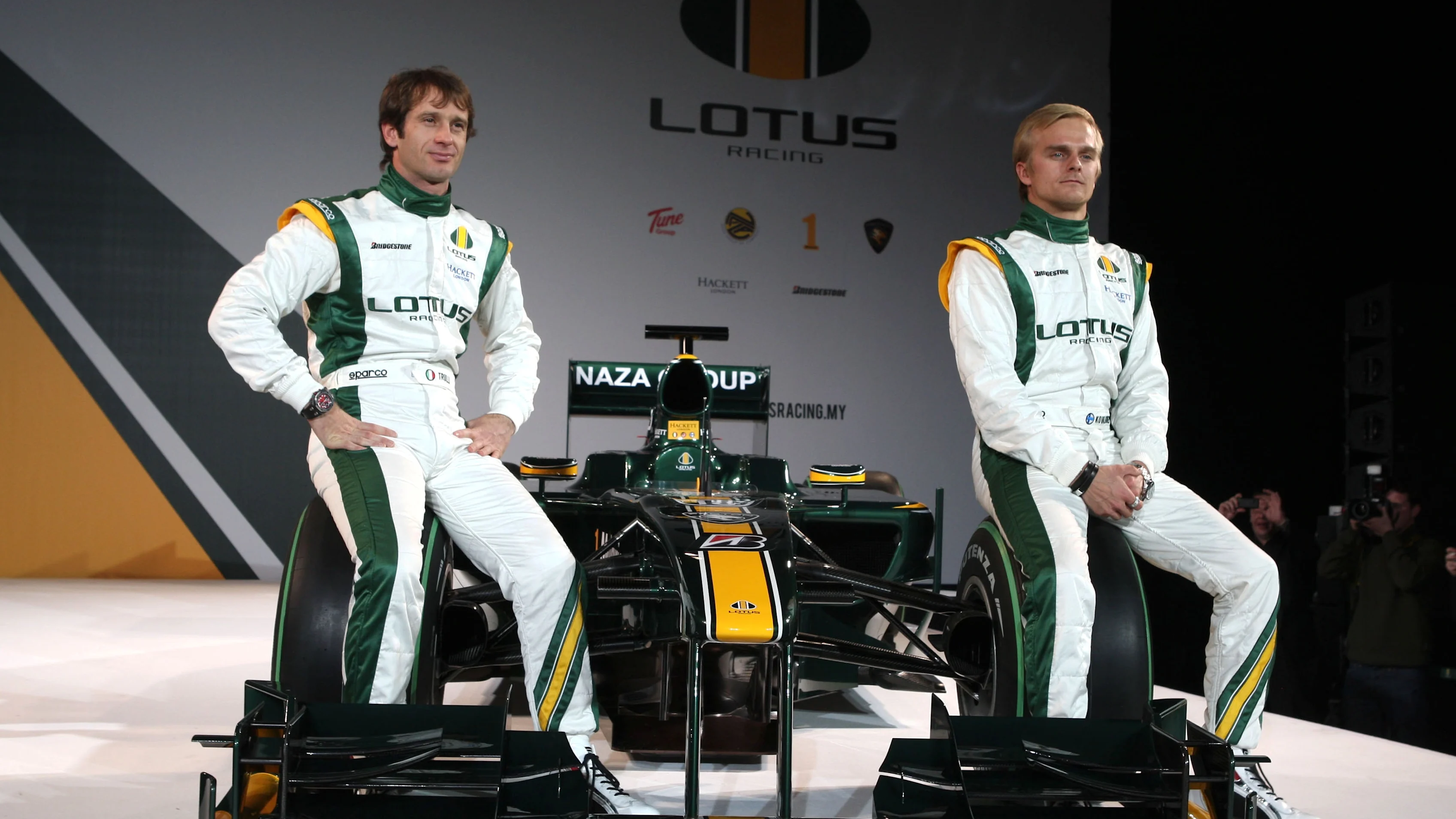Heikki Kovalainen (Fin) ve Jarno Trulli (Ita) Lotus ile yeni Lotus T127. Lotus T127 lansmanı,