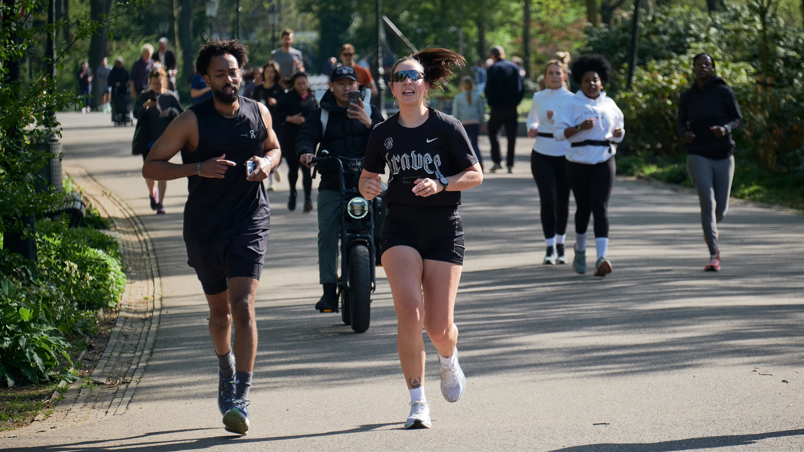 Amsterdam, Hollanda - 19 Nisan: Joggers, 19 Nisan 2025'te Amsterdam'da Oosterpark'tan geçiyor,