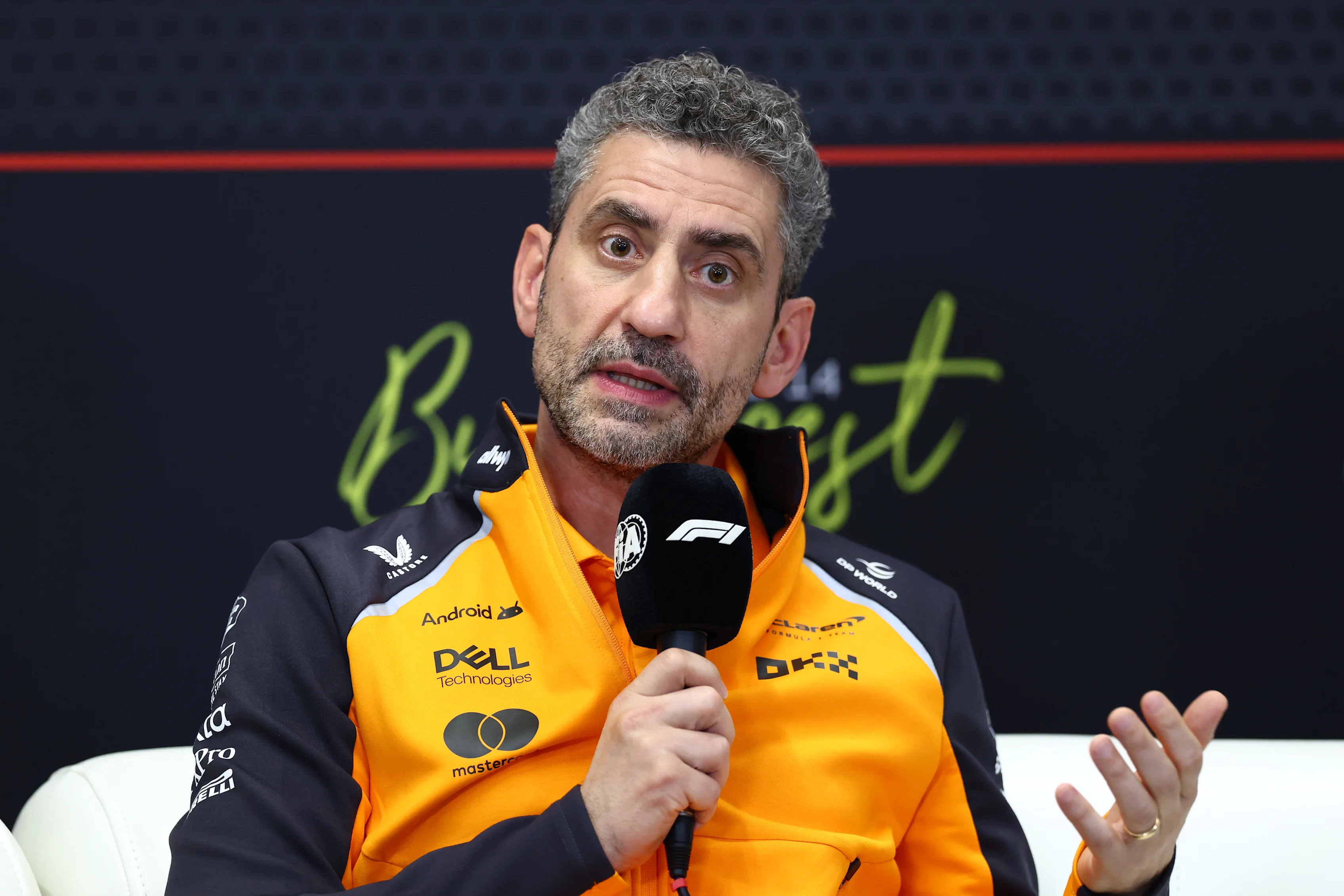 Bahreyn, Bahreyn - 13 Nisan: Avustralya'dan Yarış Kazanan Oscar Piastri ve McLaren Andrea Stella, Takım