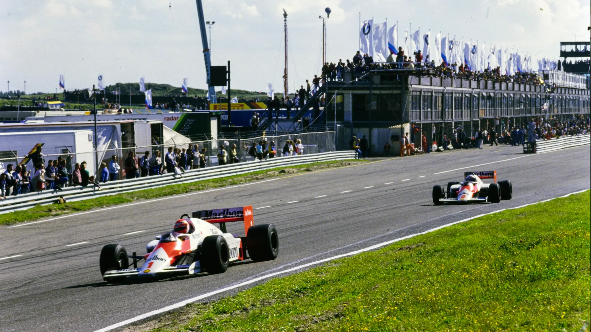 Zandvoort, Hollanda - 25 Ağustos: Niki Lauda, ​​McLaren MP4-2B etiketi, Alain Prost, McLaren liderlik ediyor