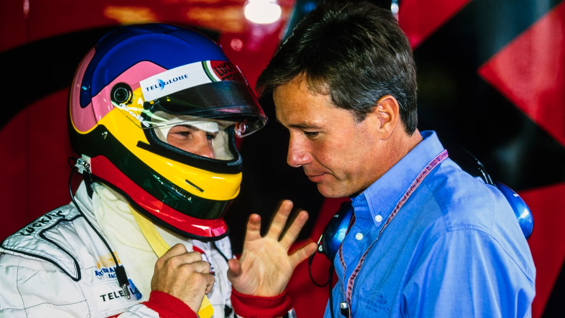 Red Bull Ring, Avusturya - 25 Temmuz: Craig Pollock ile Jacques Villeneuve, takım müdürü, bar sırasında bar
