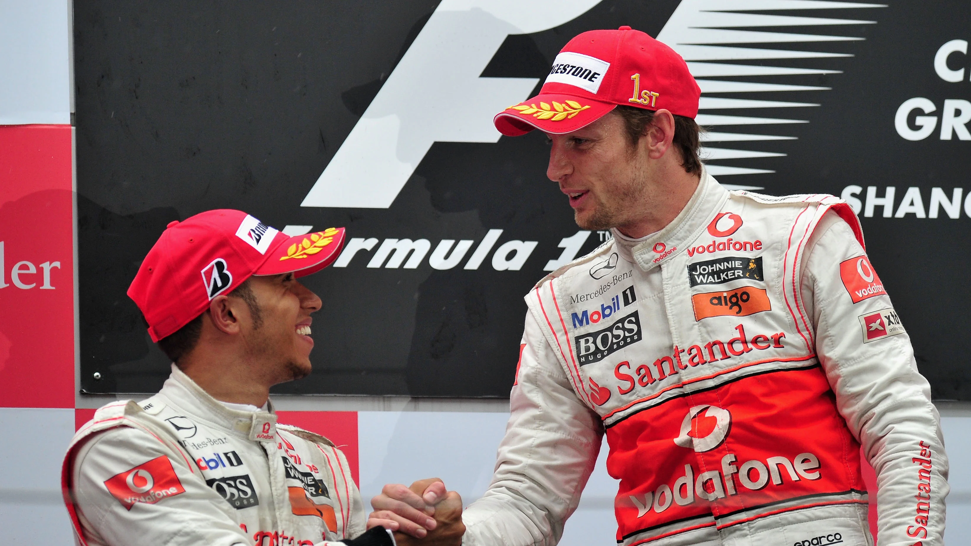 SHANGHAI, Çin - 18 Nisan: Büyük Britanya ve McLaren Mercedes'in Yarış Kazananı Jenson Button (R)