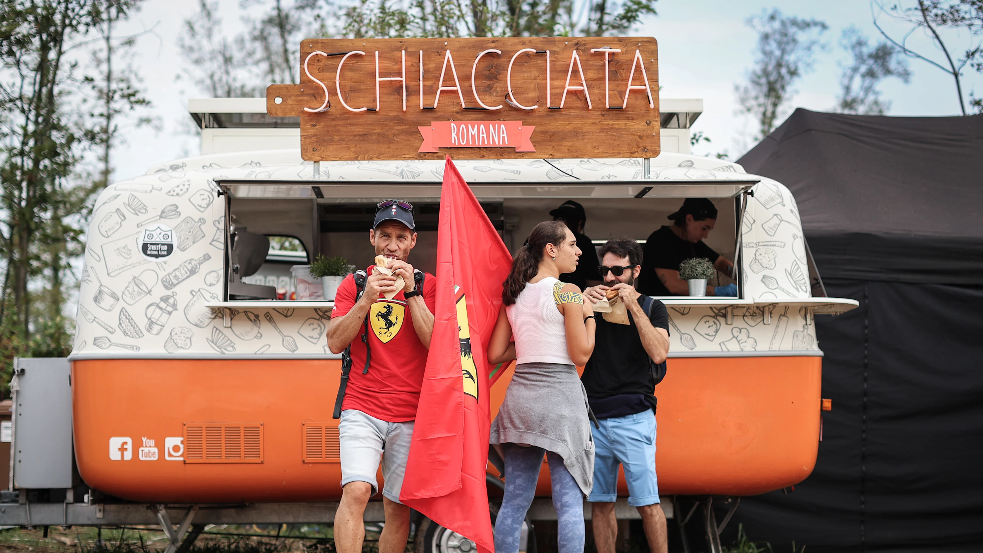 Monza, İtalya - 02 Eylül: Ferrari hayranları F1 Grand Prix öncesinde son uygulamadan önce yiyecek satın alıyor
