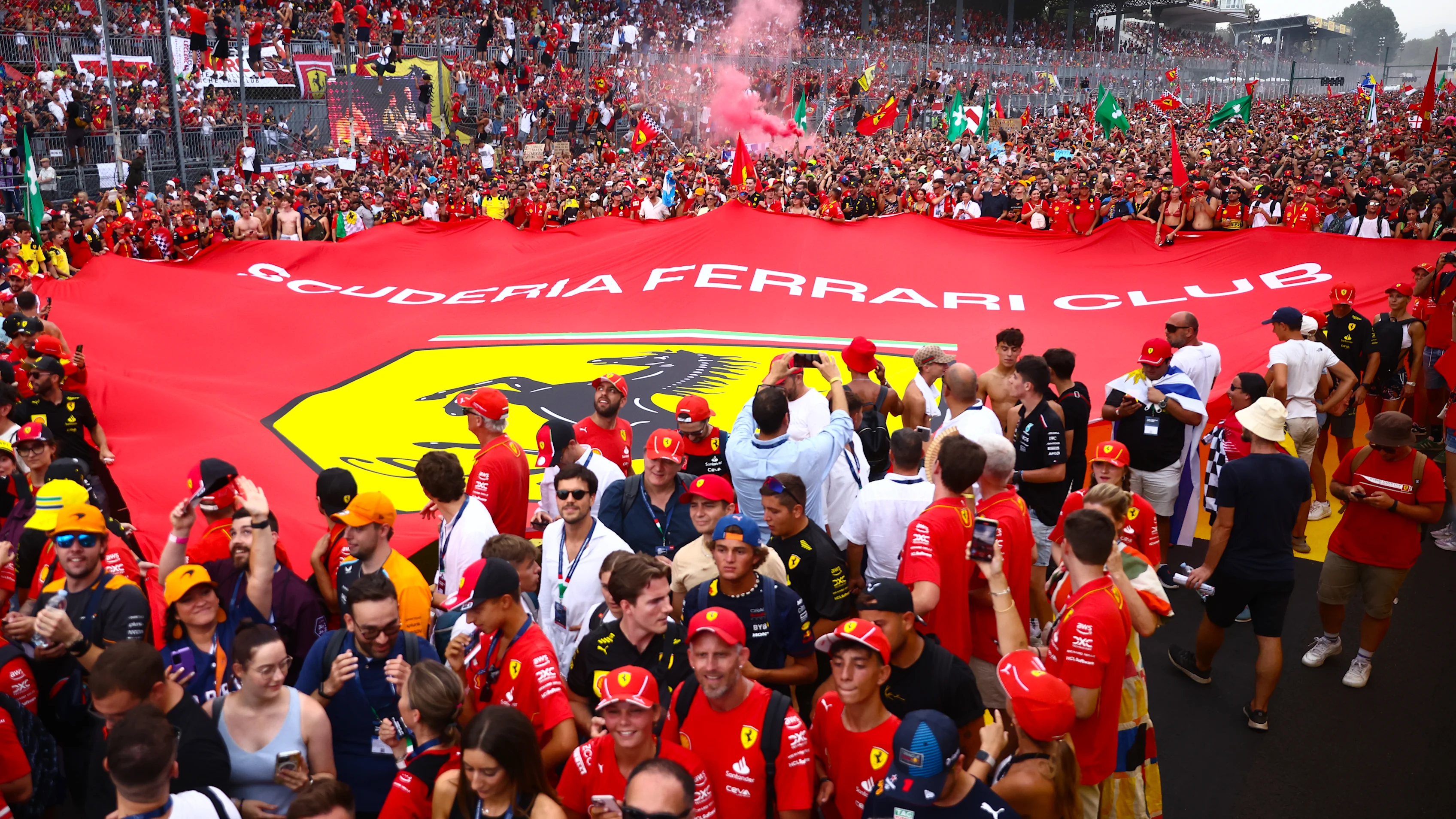 Ferrari'den Charles Leclerc'in İtalyan Formula 1 Grand Prix'sini kazanmasından sonra Tifosi kutluyor