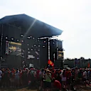 Kalabalıklar, sürücülere bir göz atmak için uğultu Fanzone sahnesinde toplanır. Daha fazla fotoğraf için kaydırın