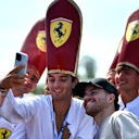 Efsanevi “Papa bayanlar” geri döndü - Papal şapkalar ve Ferrari nimetleri dahil - Monza'nın hayran tiyatrosunun canlı tutmasını sağladı. Daha fazlası için kaydırın