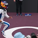 Sainz kutlamak için ekibine koştu