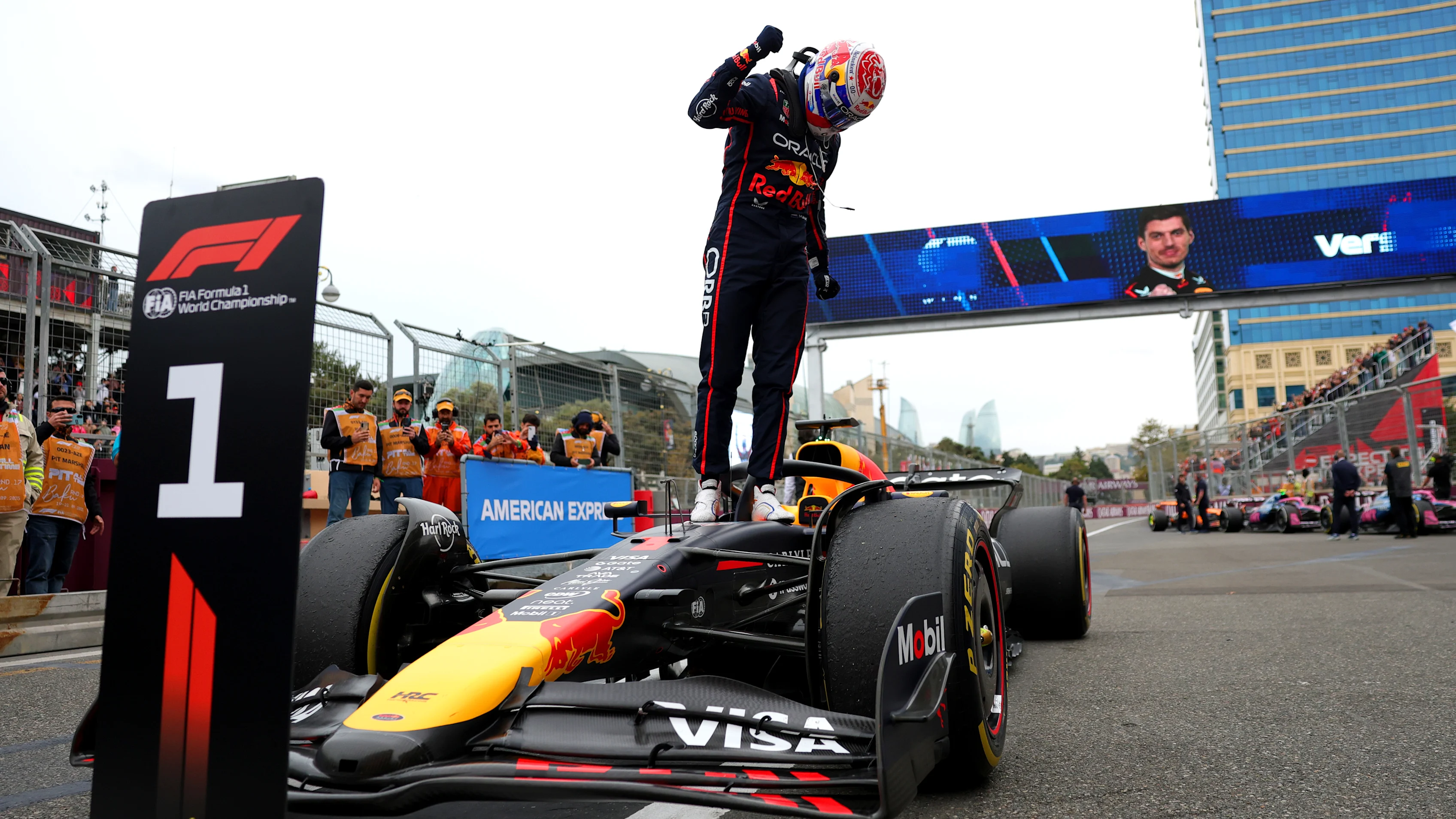BAKU, Azerbaycan - 21 Eylül: Hollanda'dan yarış kazanan Max Verstappen ve Oracle Red Bull
