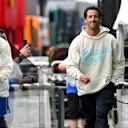IMOLA, İtalya - 16 Mayıs: Avustralya'dan Daniel Ricciardo ve Visa Cash App RB Padokta Yürüyor