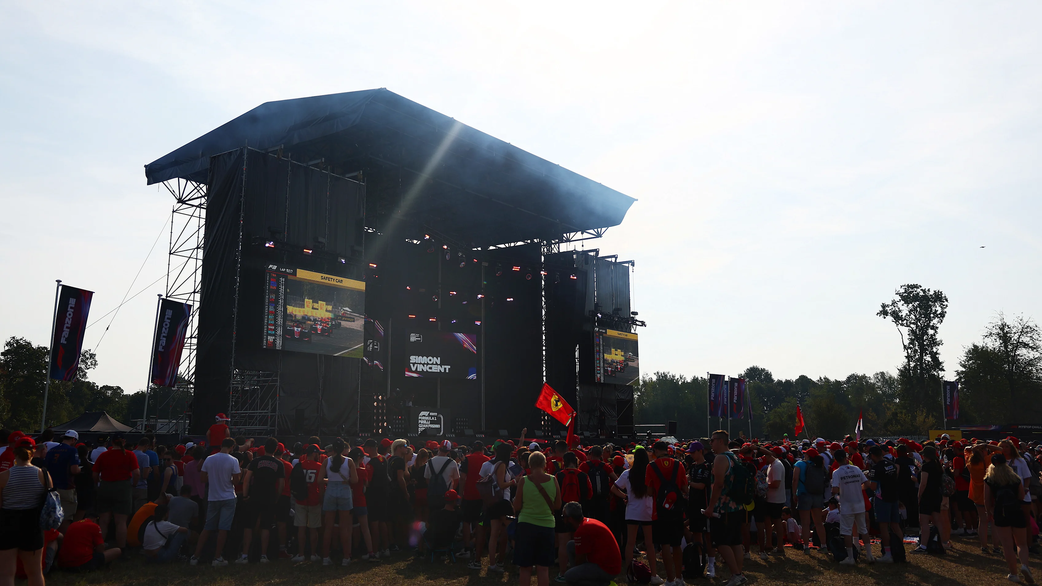 Kalabalıklar, sürücülere bir göz atmak için uğultu Fanzone sahnesinde toplanır. Daha fazla fotoğraf için kaydırın