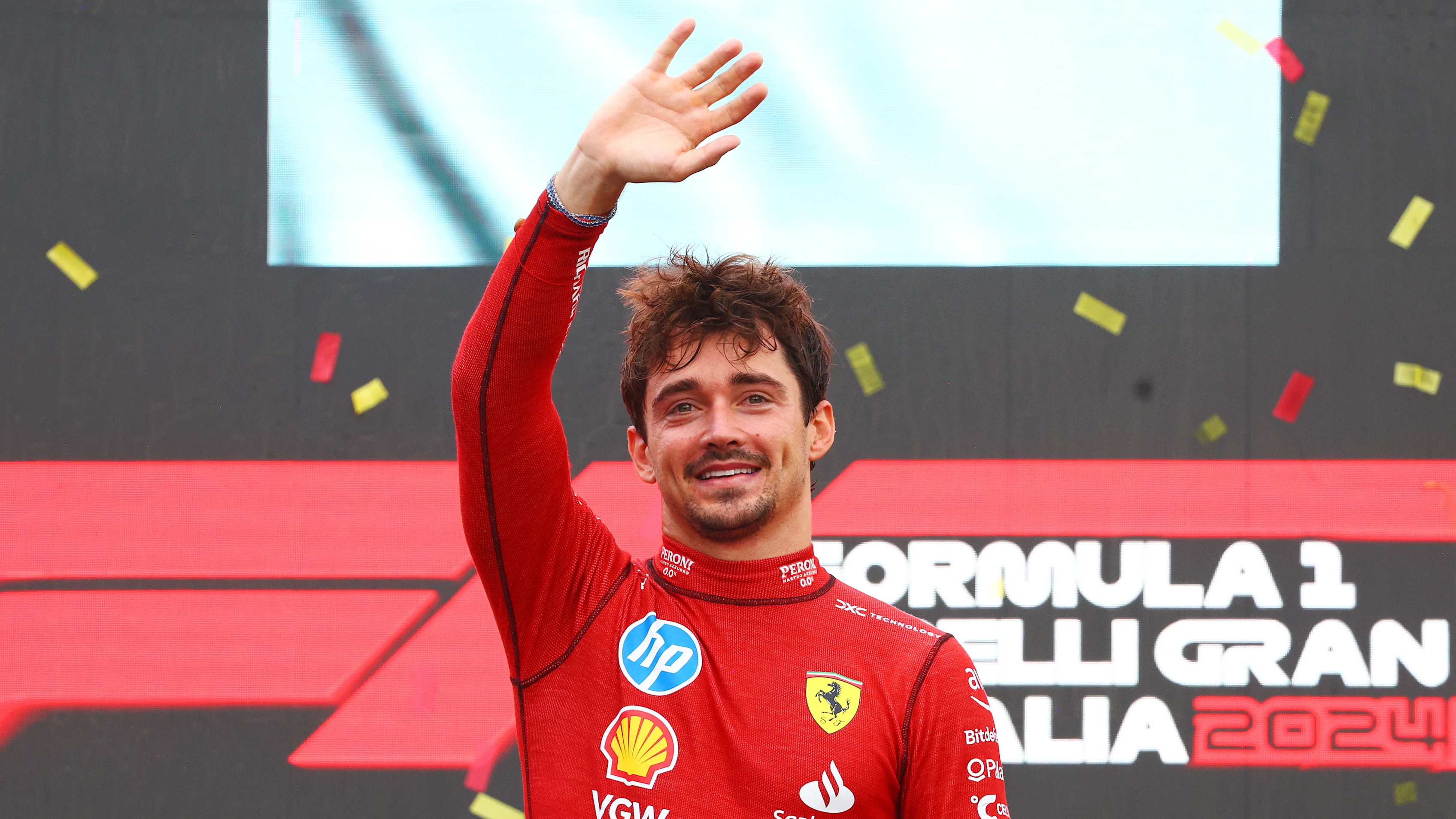 MONZA, İtalya - 01 Eylül: Monako'dan yarış kazanan Charles Leclerc ve Ferrari'de kutluyor