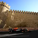 Kartpostal Sahnesi: Formula 1 otomobilleri 12. yüzyıl Icherisheher'i geçiyor.