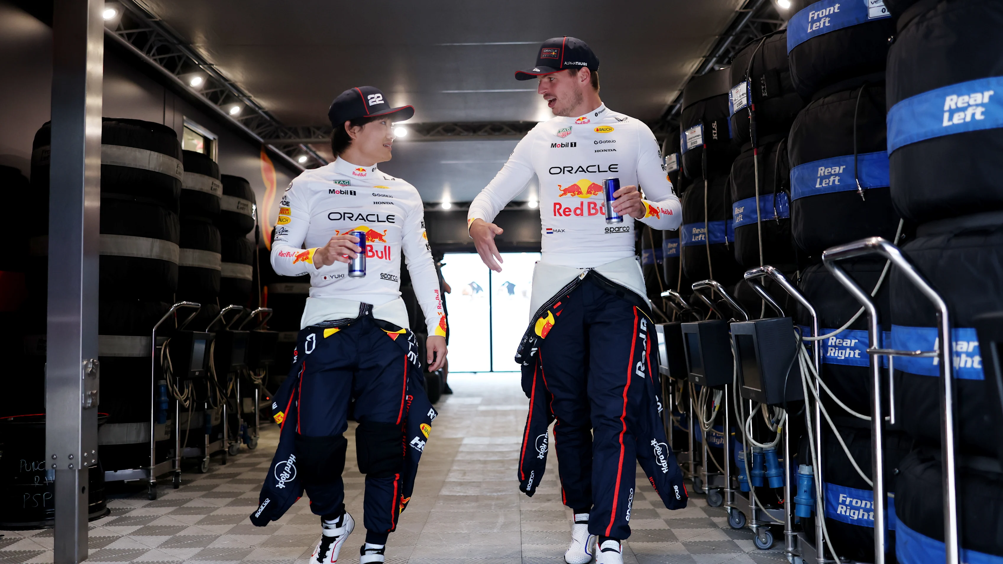 Budapeşte, Macaristan - 01 Ağustos: Japonya'dan Yuki Tsunoda ve Oracle Red Bull yarışları Max ile görüşüyor
