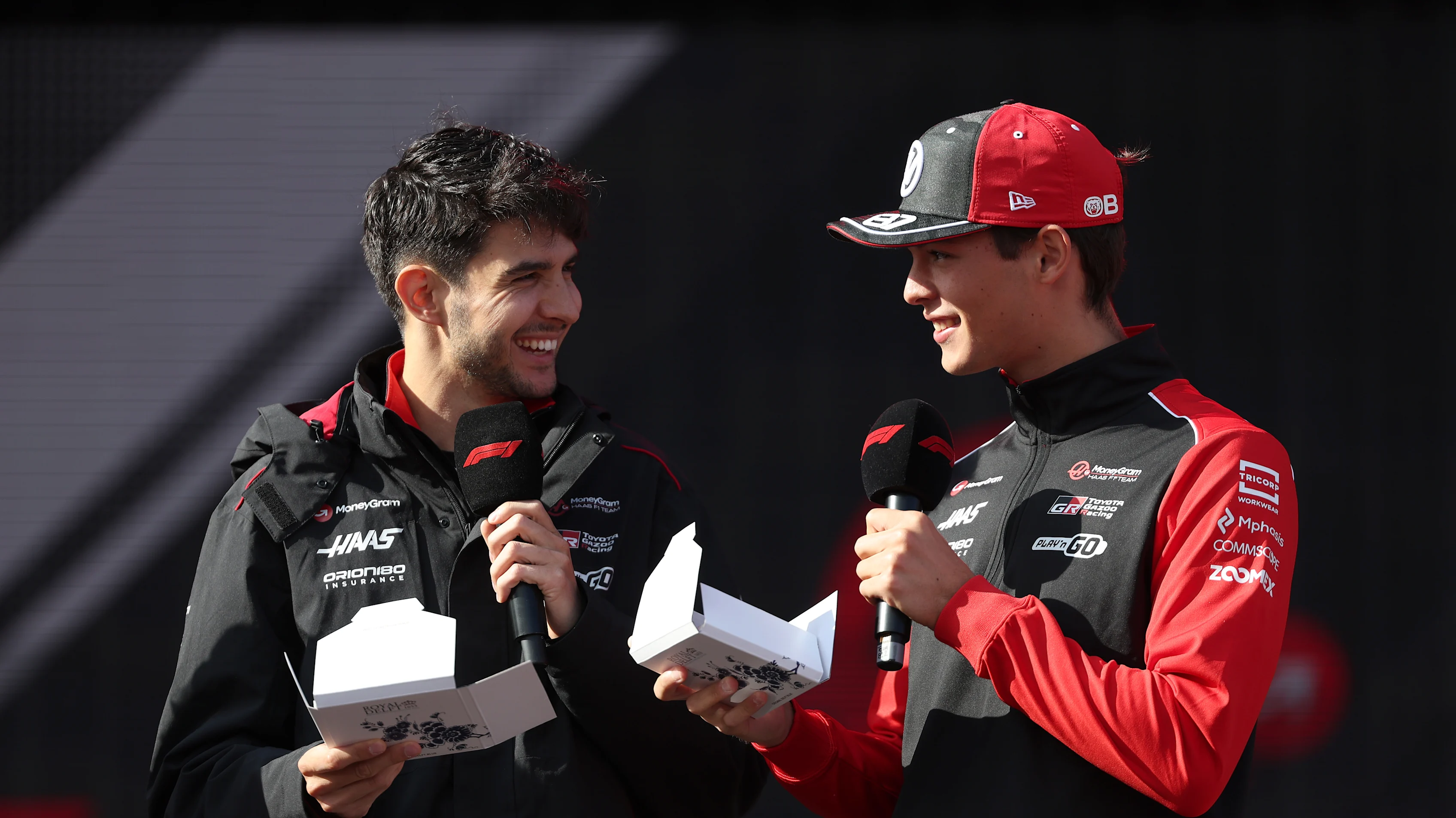 Zandvoort, Hollanda - 30 Ağustos: Fransa'dan Esteban Ocon ve Haas F1 ve Oliver Bearman