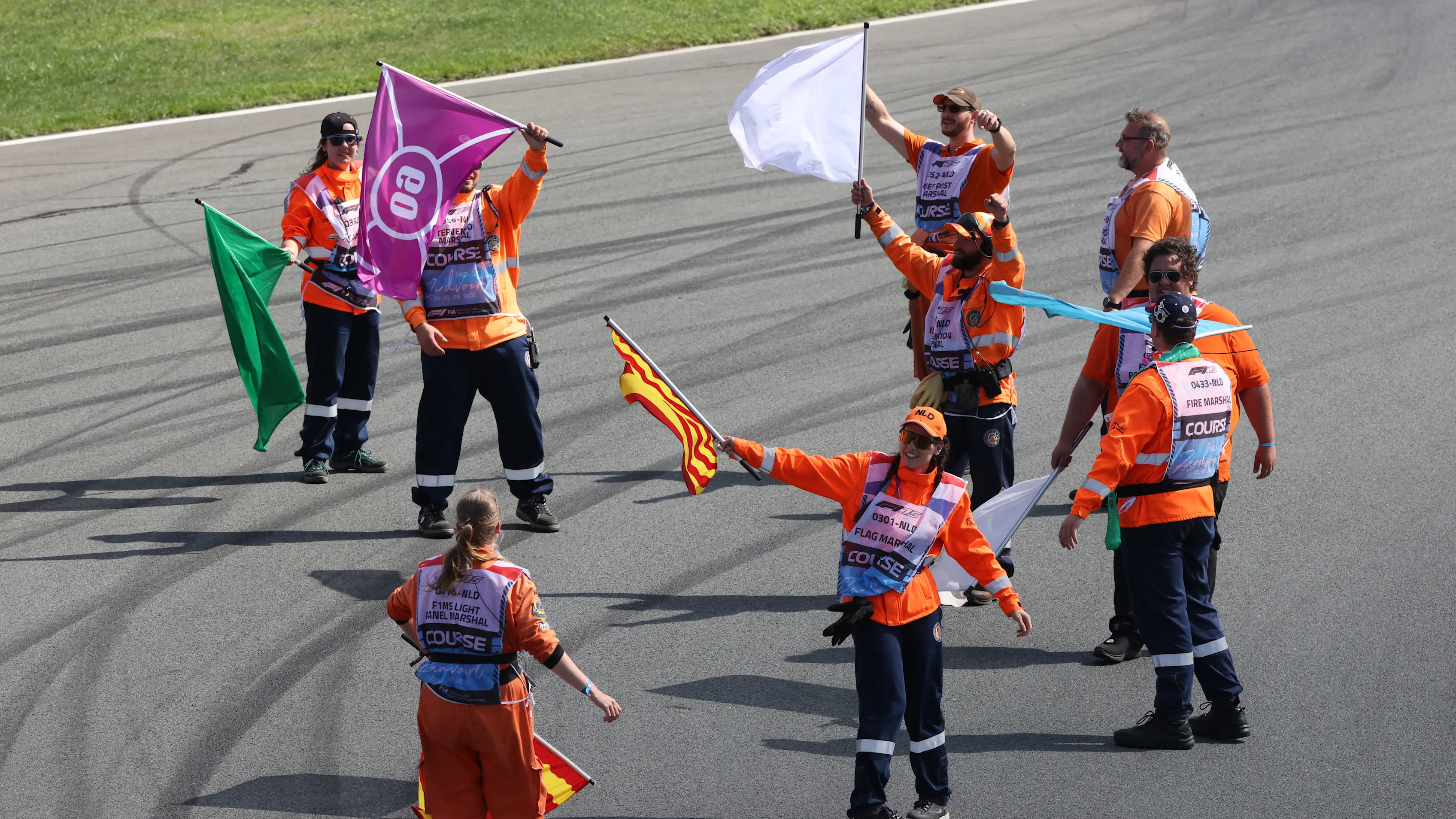 Zandvoort, Hollanda - 30 Ağustos: Marshals Wave bayrakları eleme sırasında kutlamada yolda dalga bayrakları