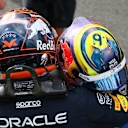 Max Verstappen ve Isack Hadjar yarıştan sonra tebrik bir kucaklama paylaştılar