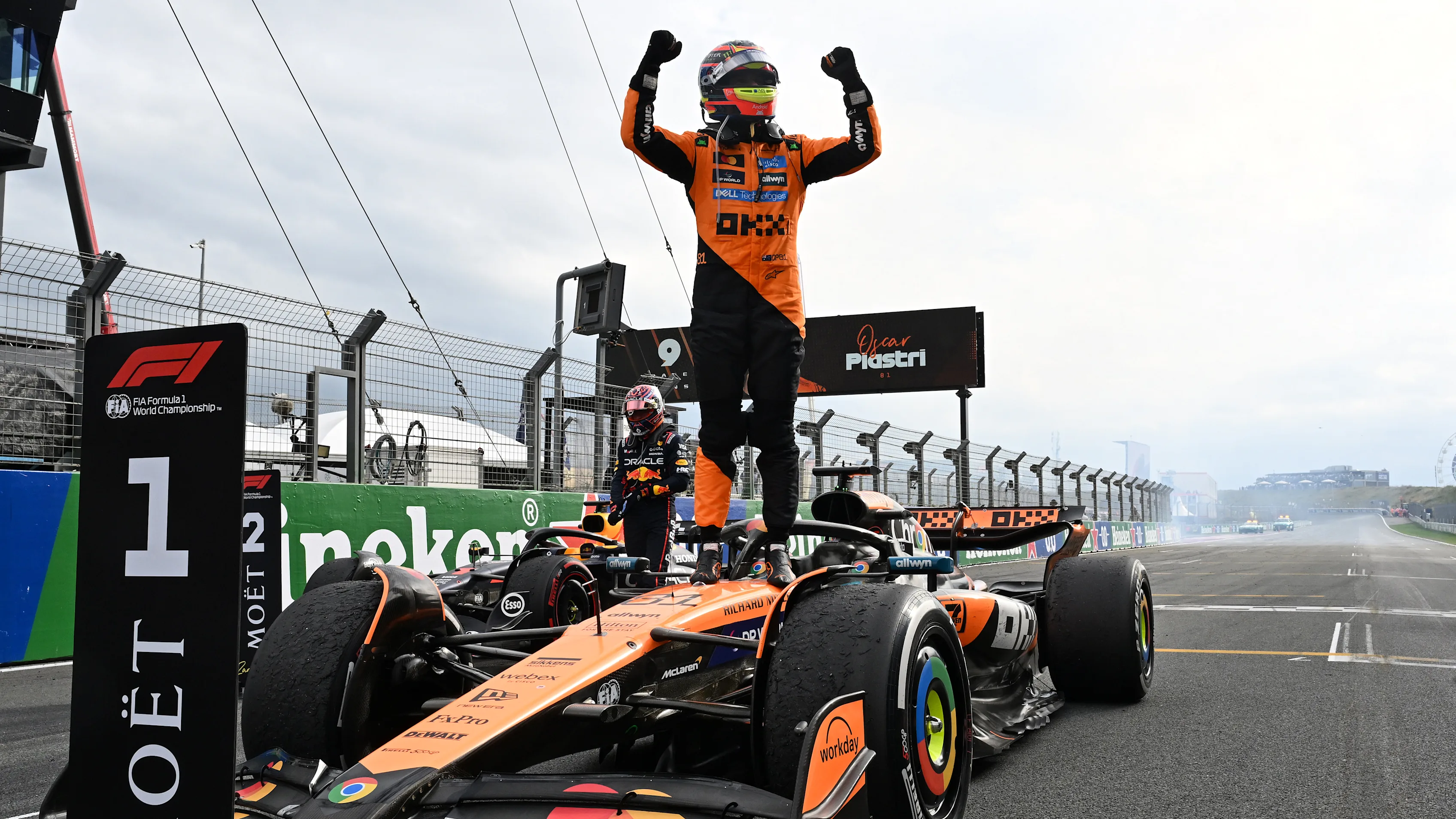Zandvoort, Hollanda - 31 Ağustos: Avustralya ve McLaren'den yarış kazanan Oscar Piastri kutluyor