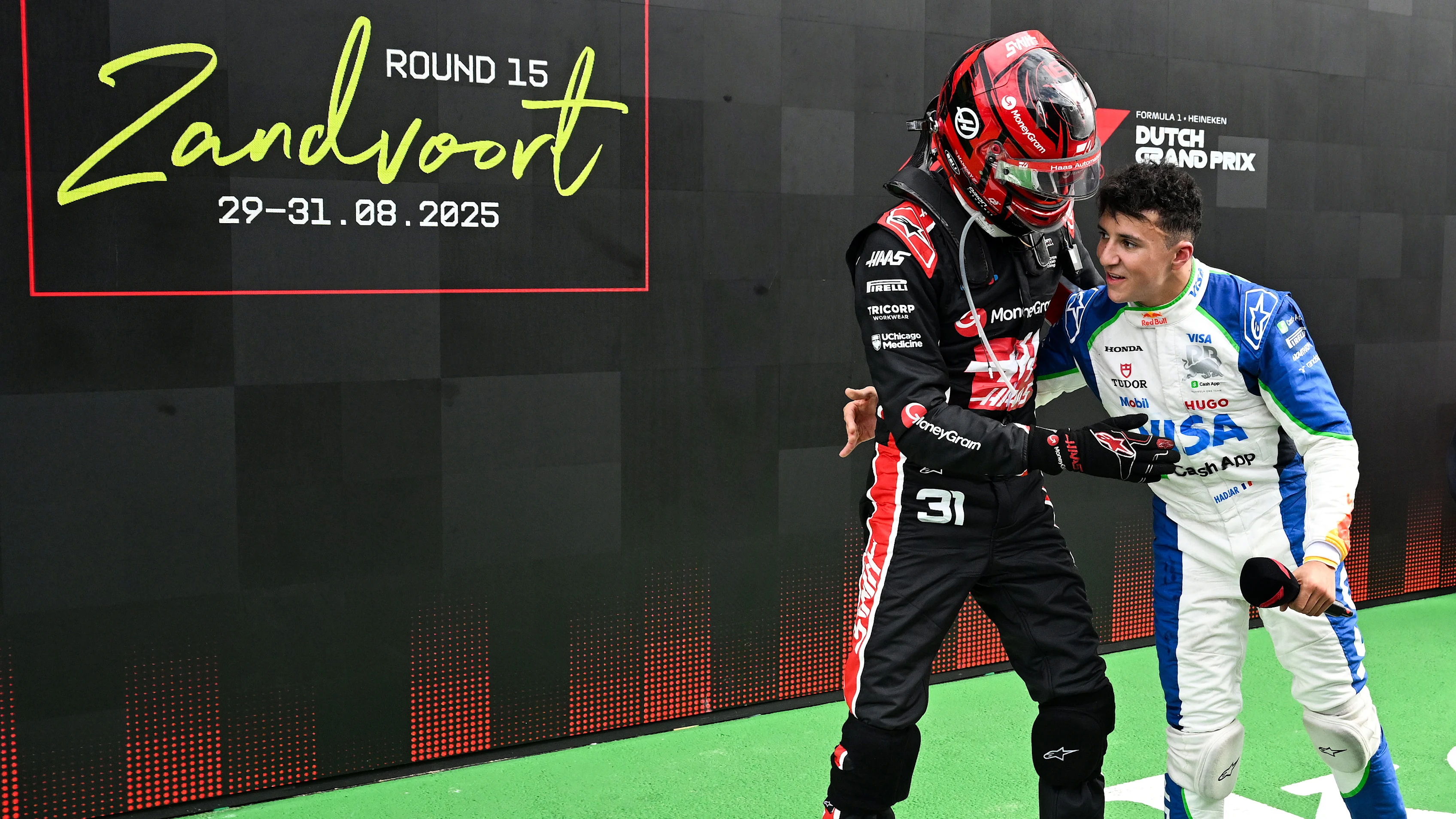 Esteban Ocon, Countryman Hadjar'ı tebrik etmek için zaman kaybetmedi. Daha fazla resim görmek için kaydırın