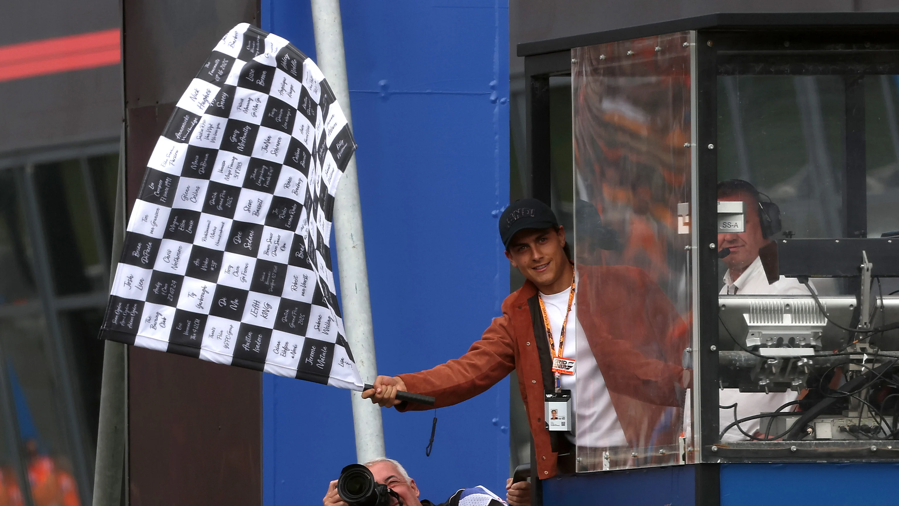 Arjantinli futbolcu ve Dünya Kupası şampiyonu Paulo Dybala, Hollanda'nın F1 Grand Prix'i sırasında damalı bayrağı sallıyor. Daha fazla resim için kaydırın