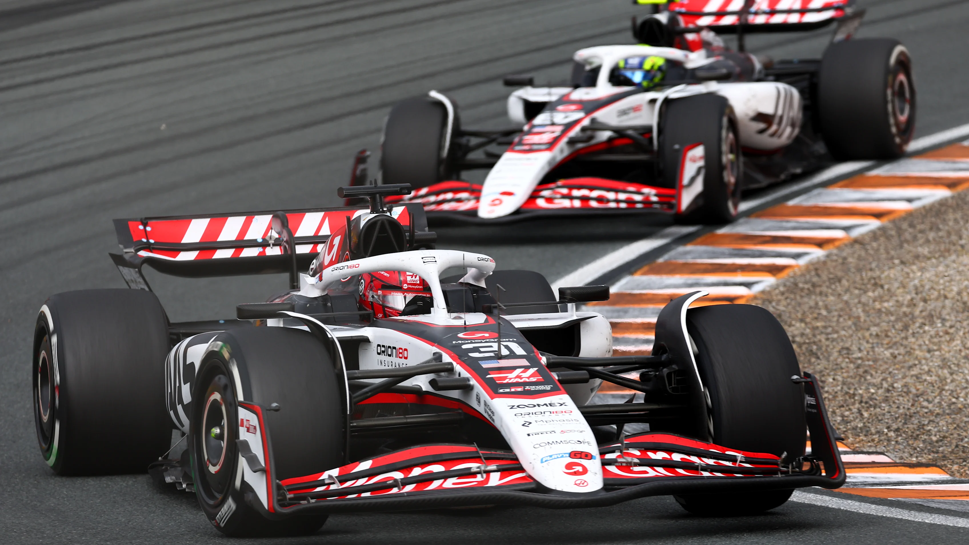 Zandvoort, Hollanda - 31 Ağustos: Fransa'dan Esteban Ocon (31) Haas F1 VF -25 Ferrari