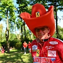 Bir fan all-in yaptı-maksimum Monza Etkisi için vintage bir yarış kıyafeti ile eşleştirilmiş dev bir Scarlet Sombrero