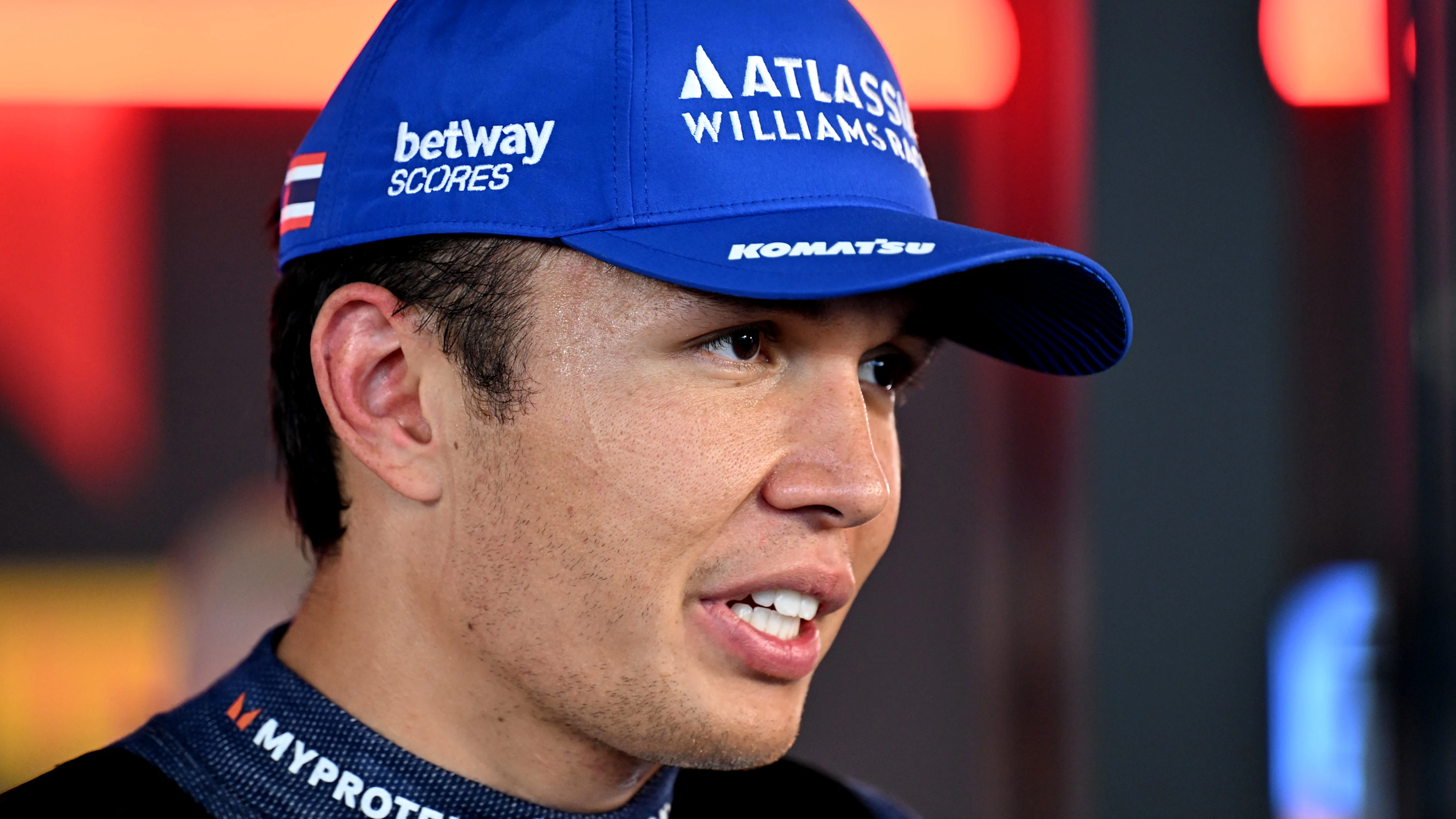 MONZA, İtalya - 04 Eylül: Tayland'dan Alexander Albon ve Williams Medya ile konuşuyor