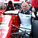Jean Alesi, 1995 412 T2'yi Monza'nın etrafında sürmeye hazırlanıyor
