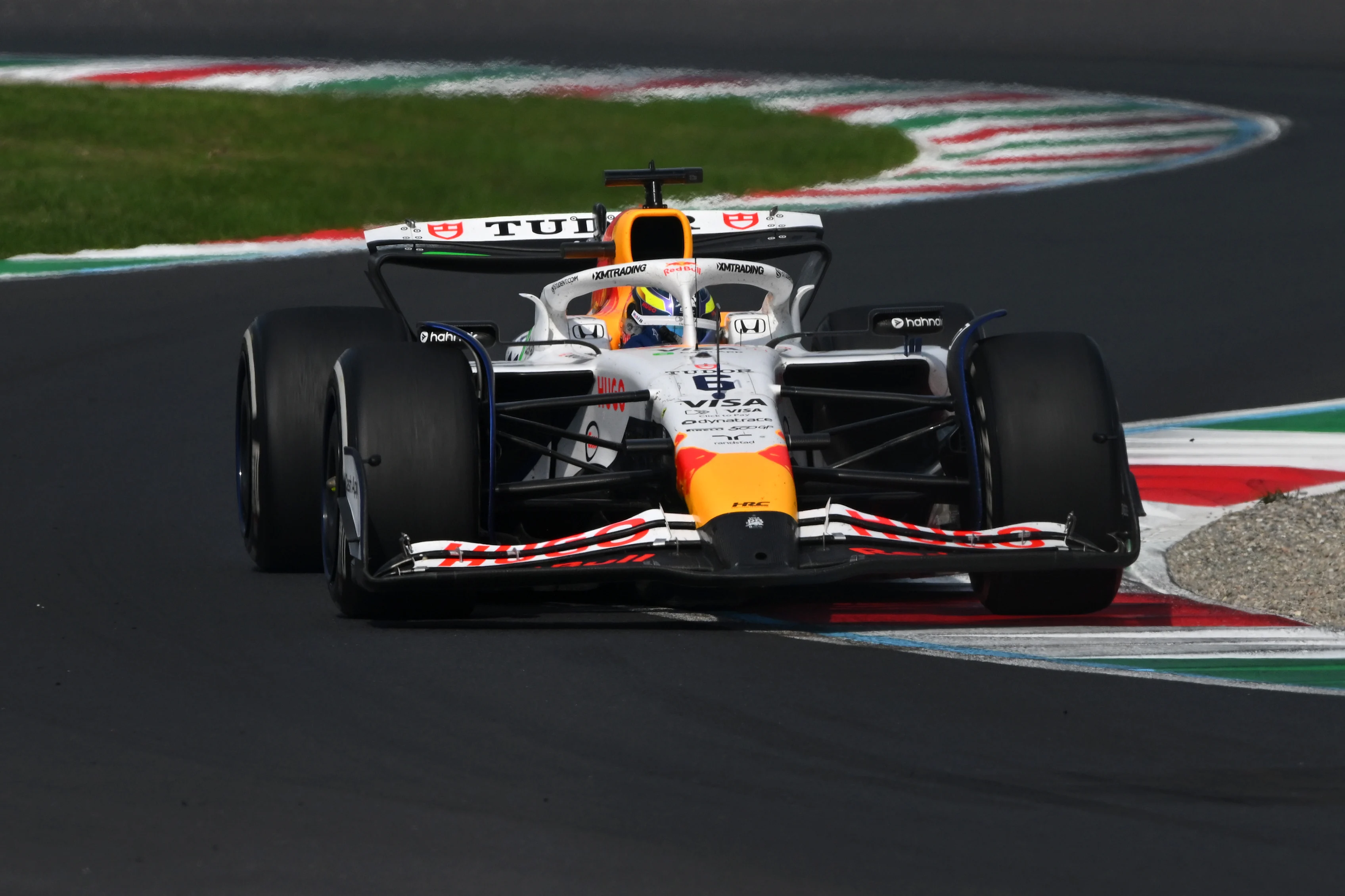 MONZA, İtalya - 07 Eylül: Fransa'dan Isack Hadjar (6) Visa Nakit Uygulaması Yarış Bulls