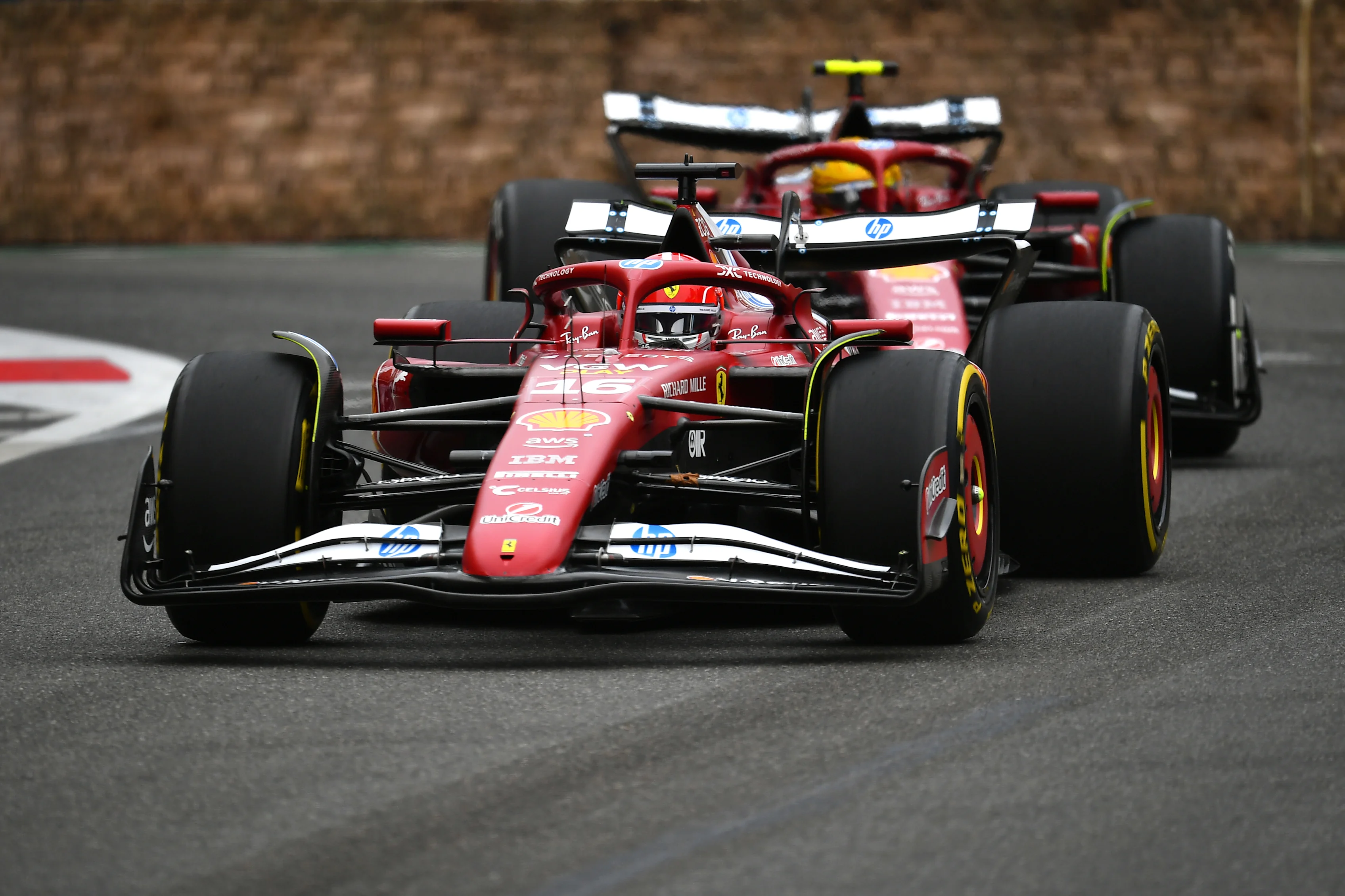 Bakü, Azerbaycan - 21 Eylül: Monako'dan Charles Leclerc ve Scuderia Ferrari ve Lewis Hamilton