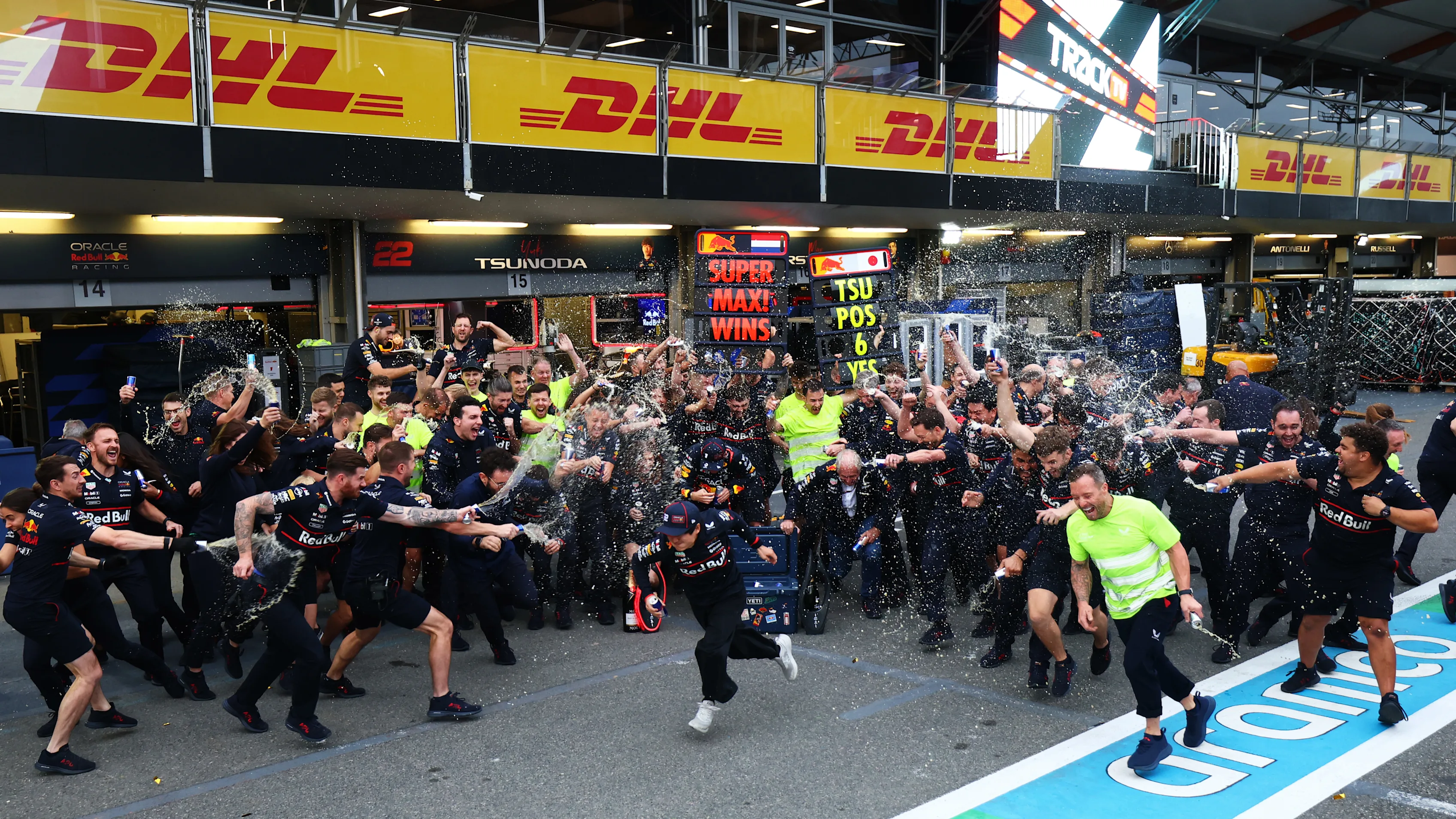 BAKU, Azerbaycan - 21 Eylül: Hollanda'dan yarış kazanan Max Verstappen ve Oracle Red Bull