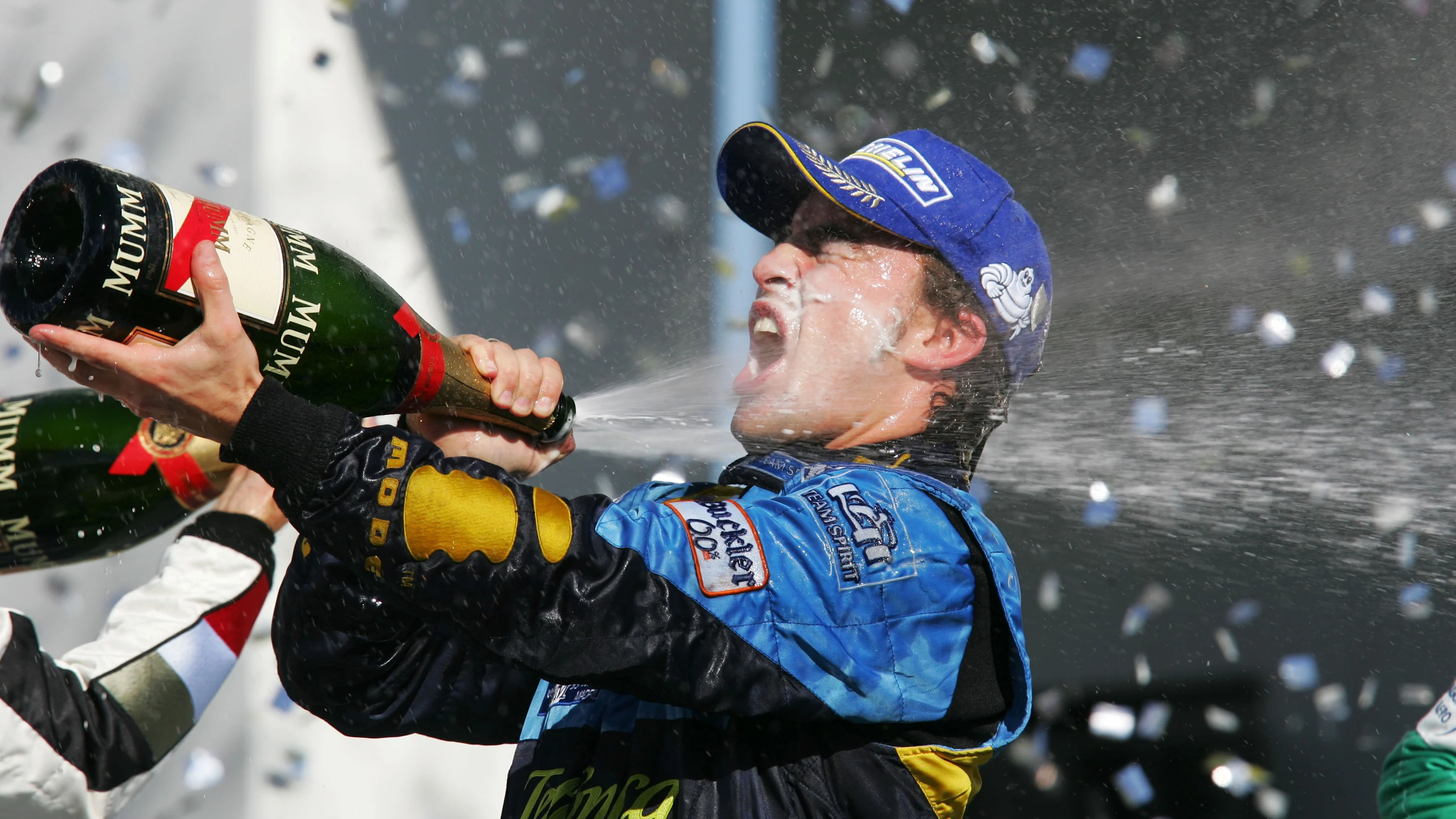 Fernando Alonso (ESP) Renault ikinci pozisyonu ve dünya şampiyonasını kutluyor.