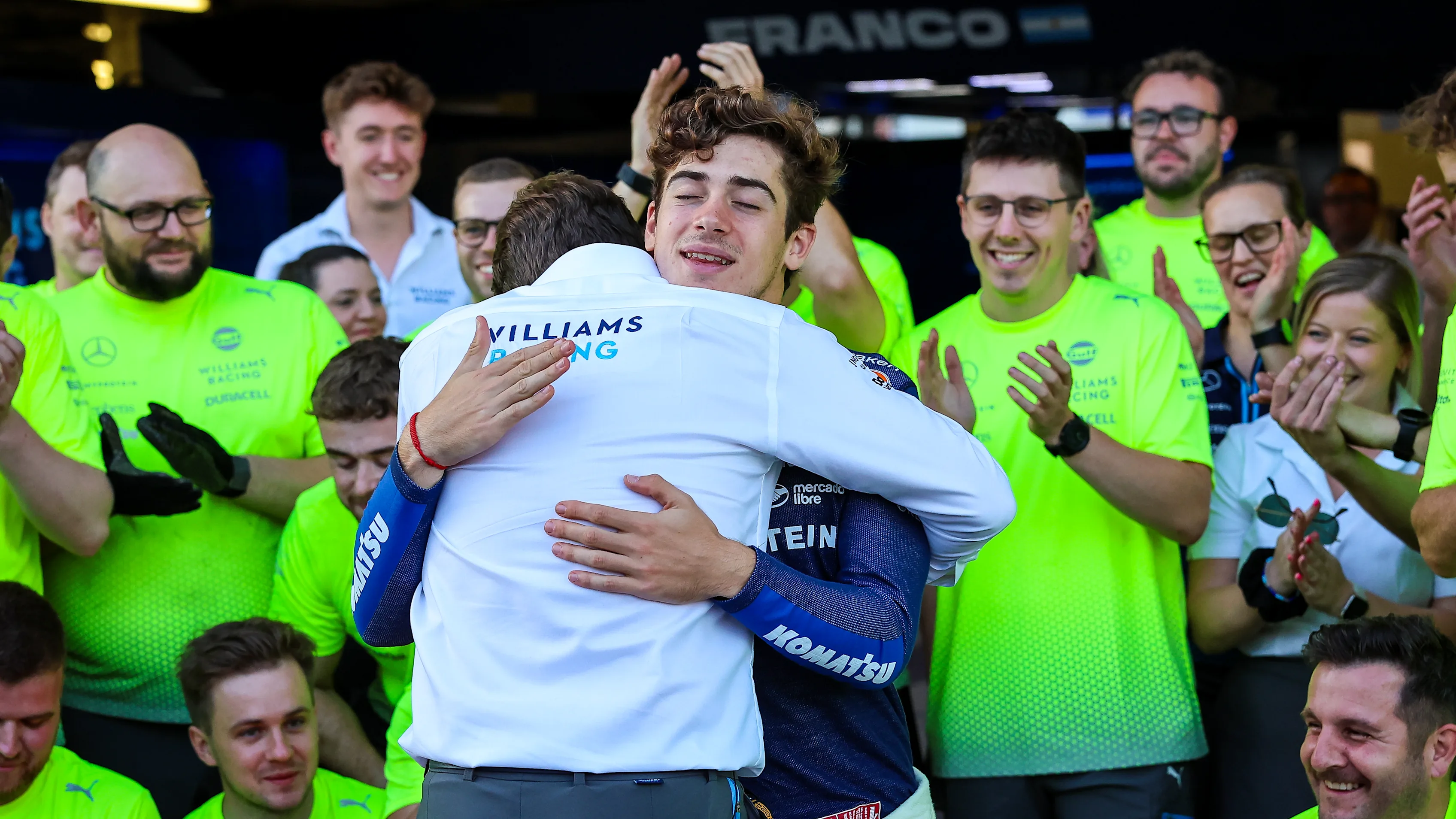 BAKU, Azerbaycan - 15 Eylül: Arjantin'den Franco Colapinto ve Williams Hugs James Vowles, Takım