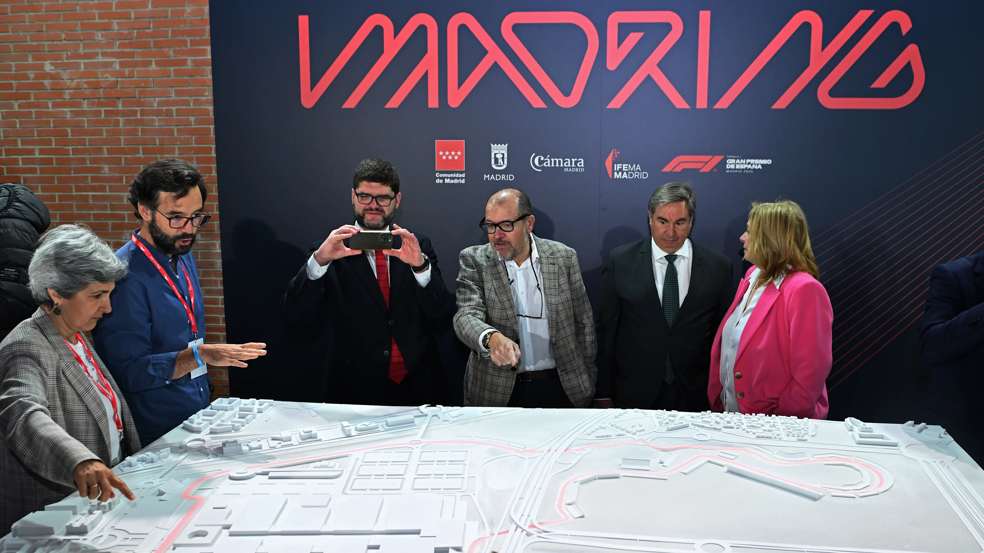 Madrid, İspanya - 25 Nisan: Yetkililer F1 Madrid sırasında Formula 1 parçasının bir modeline bakıyor