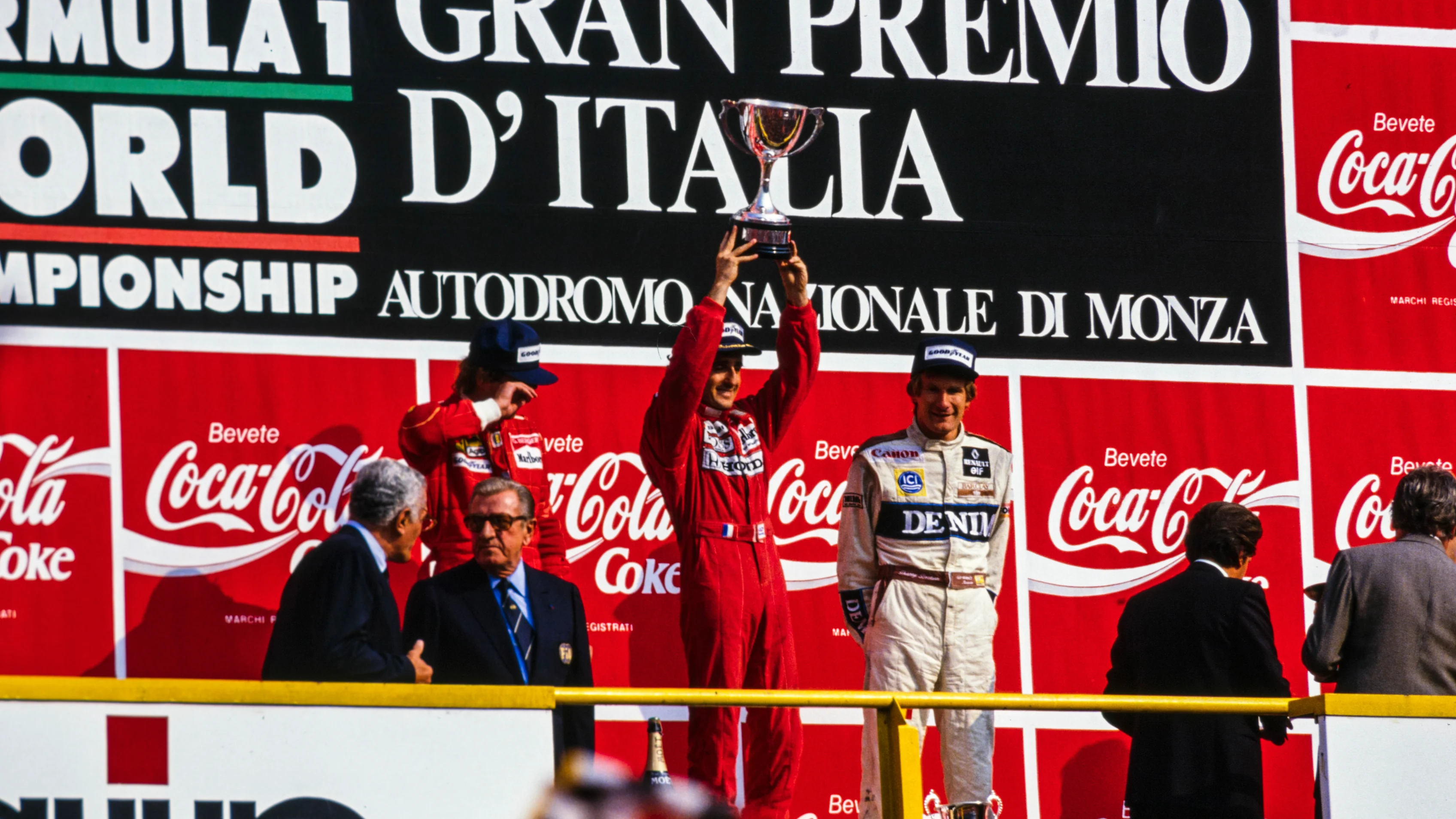 Autodromo Nazionale Monza, İtalya - 10 Eylül: Alain Prost, 1. pozisyon, kupayı yükseltiyor 