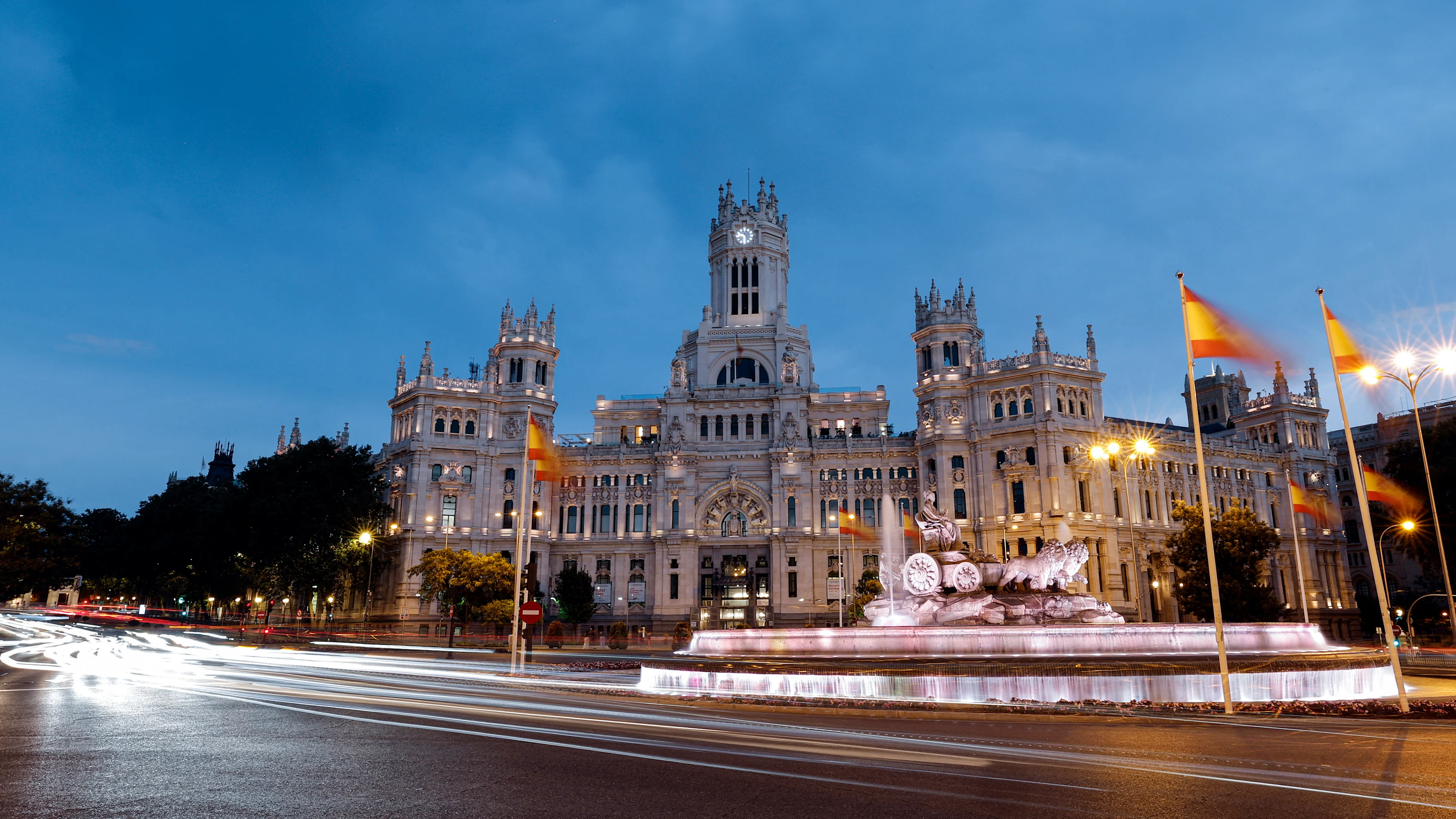 Genel Görünüm, Temmuz ayında alacakaranlıkta aydınlatılan Madrid'deki Cibeles Fountain ve Cibeles Sarayı'nı gösteriyor