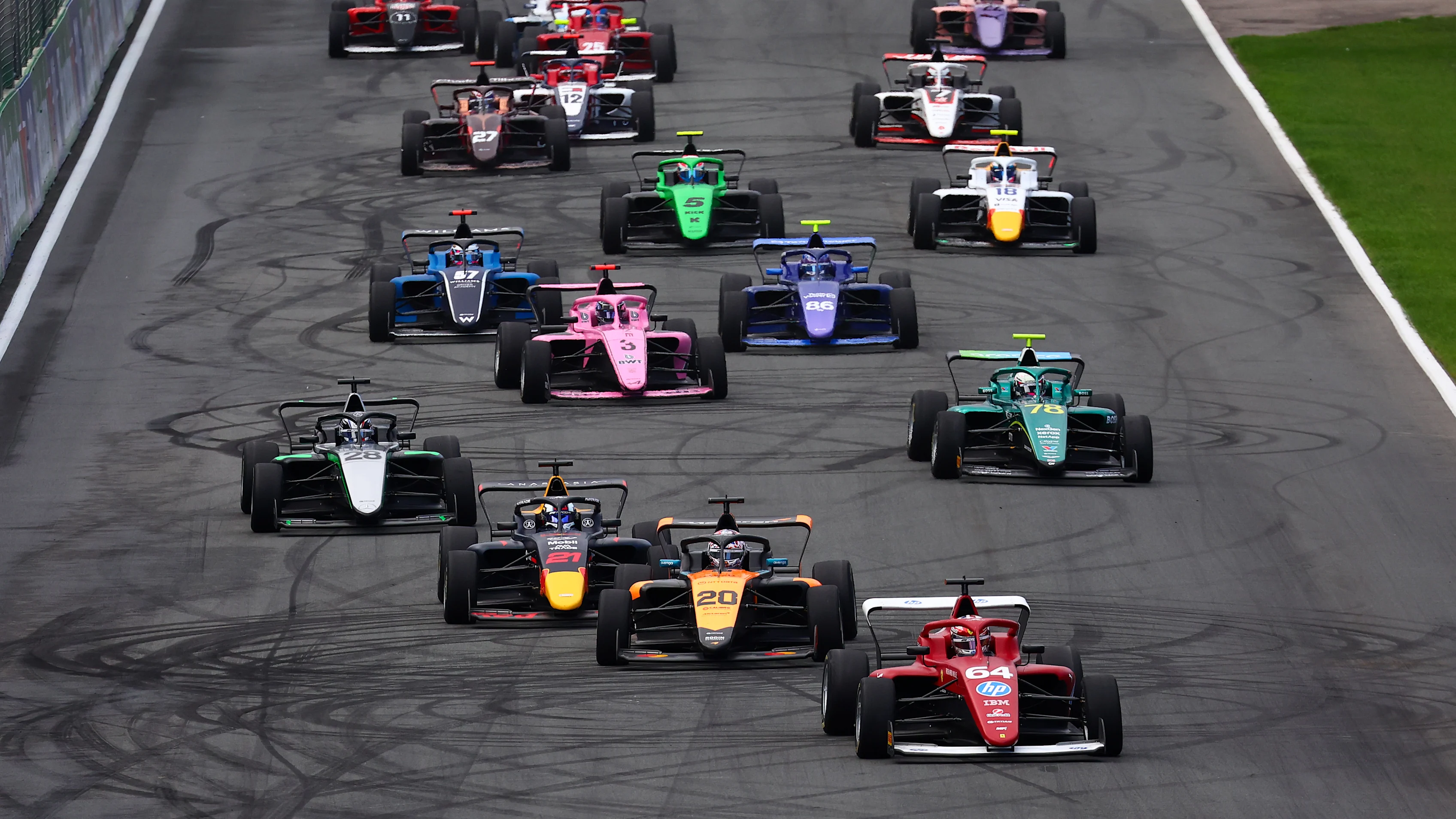Zandvoort, Hollanda - 31 Ağustos: Hollanda'dan Maya Weug ve MP Motorsport (64) sahaya liderlik ediyor