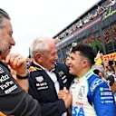 Padokta büyük isimler, Helmut Marko (Red Bull) ve Zak Brown (CEO McLaren), onayları başını salladı.