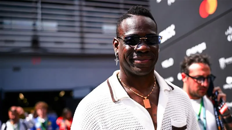Mario Balotelli, padoktan geçerken kafaları çevirdi - İtalyan forvet arabaları kadar kamera çiziyor. Daha fazlası için kaydırın